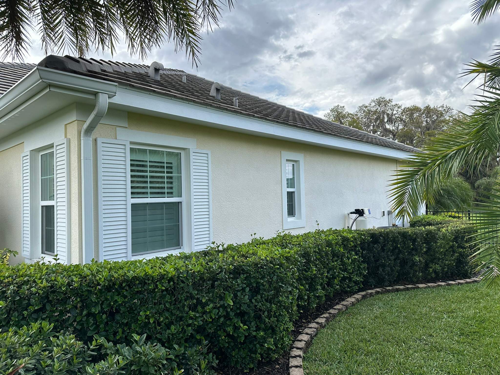 House Wash & Pool Screen Enclosure Cleaning in Winding River Community, Bradenton, FL | Sunshine AquaWash by Sunshine AquaWash