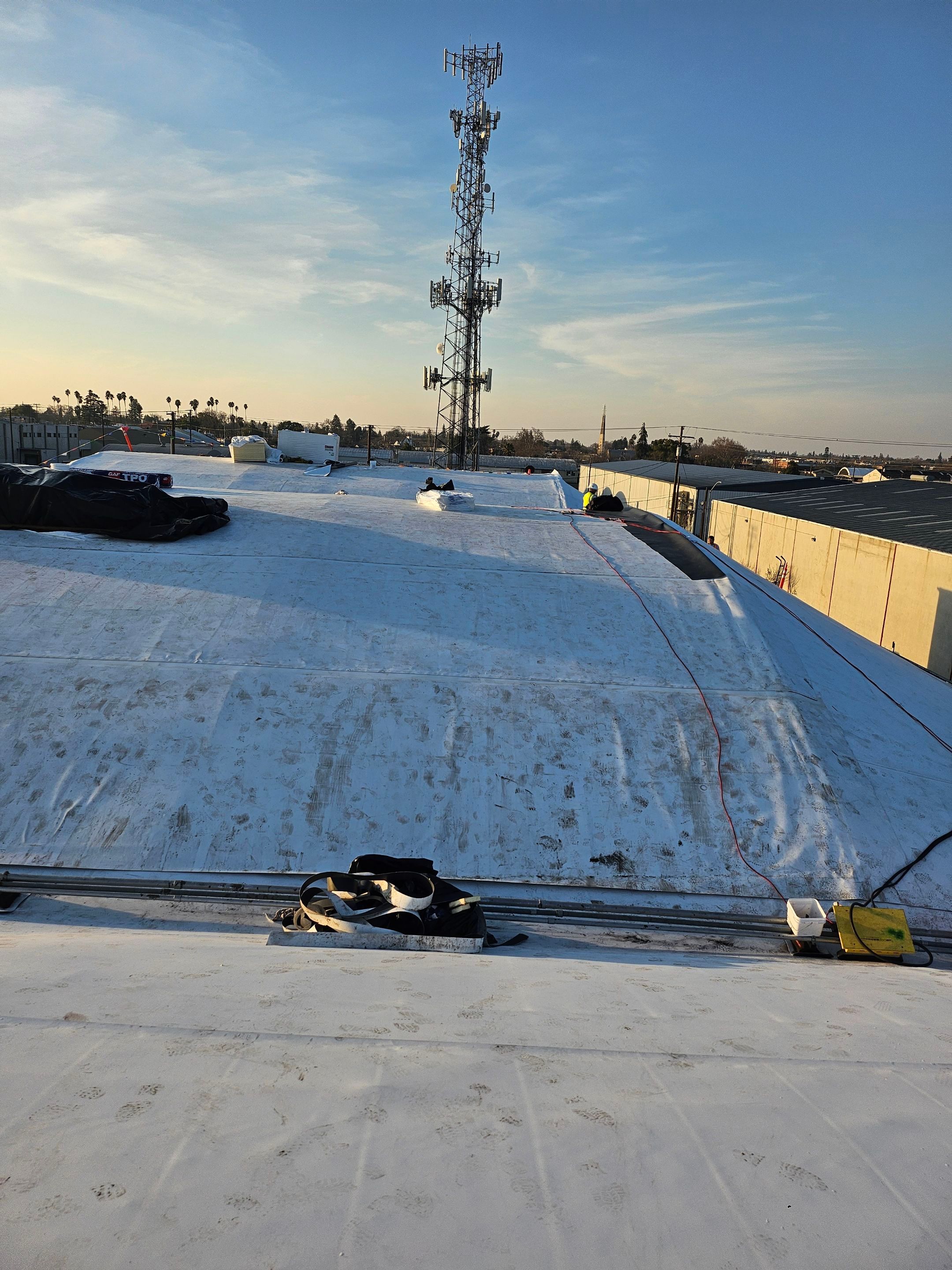 TPO single-ply roofing system using GAF Single-ply TPO 60 mil with 1.5 inch ISO board insulation by Straight Edge Roofing Inc