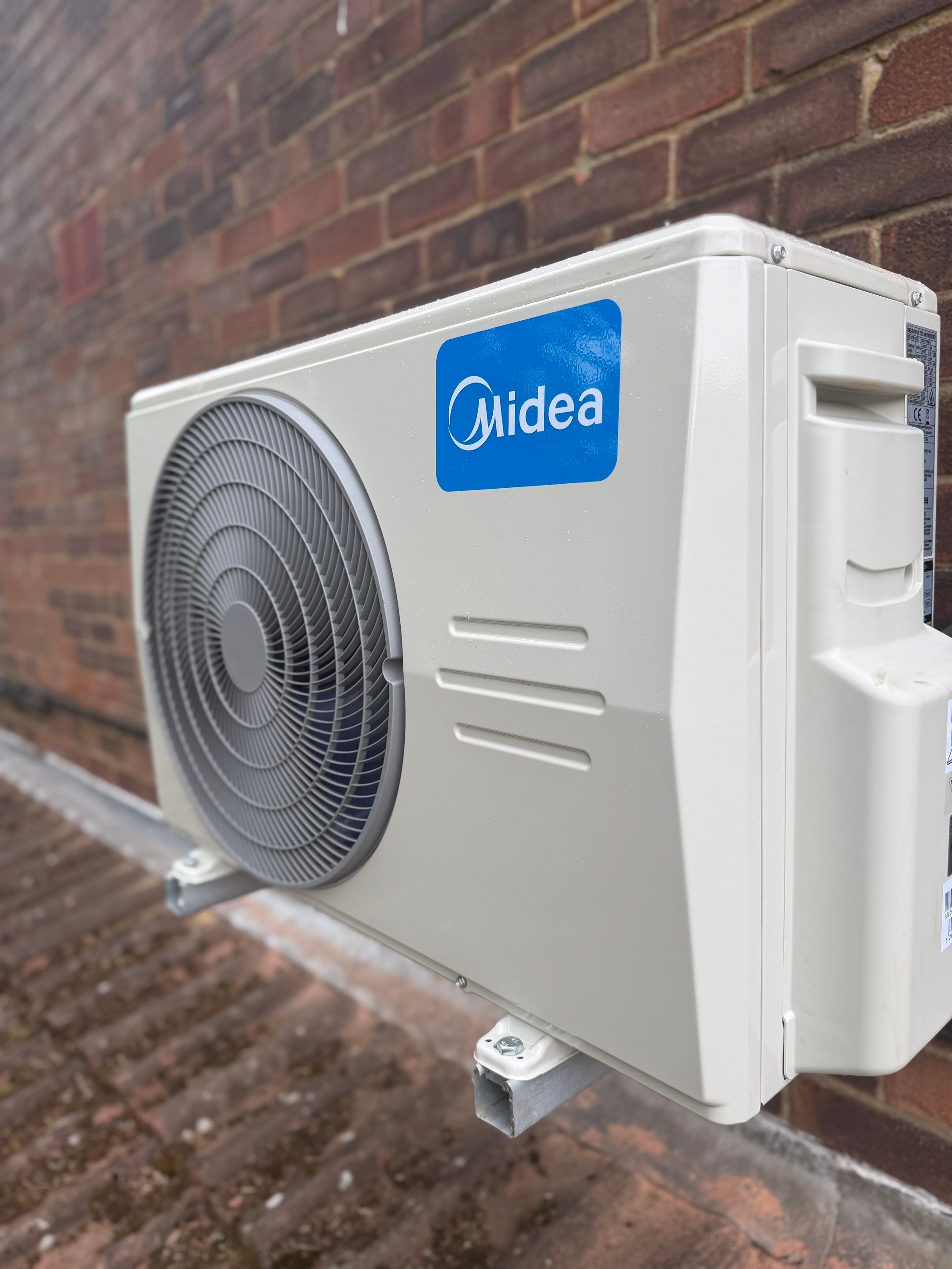 βοΈ Cool, Clean and Clever β Midea Multi-Split Air Conditioning Installed in Brigg π‘β‘ by Elite Services Group Ltd
