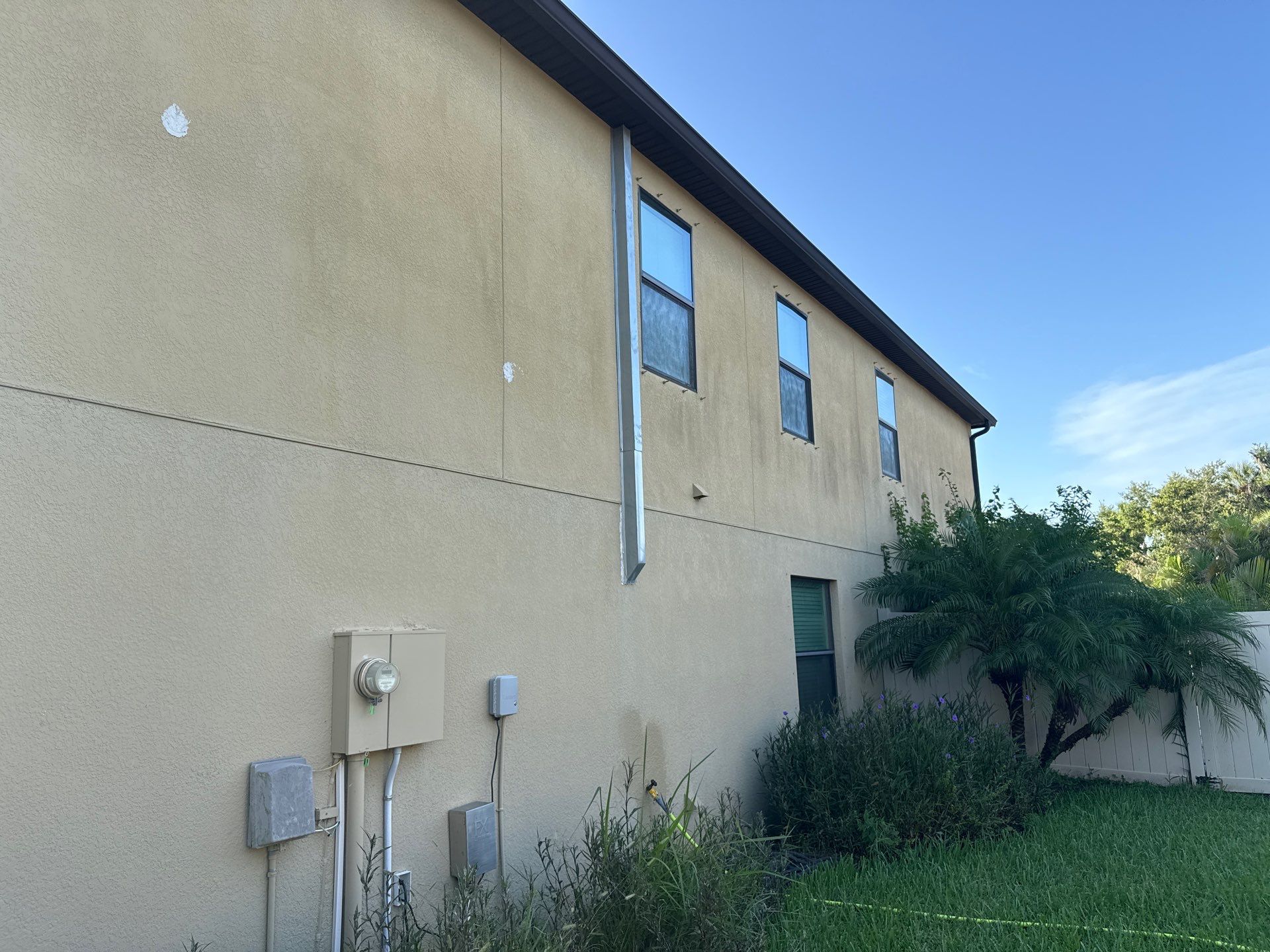 2-Story Stucco House Wash & Tan Vinyl Fence Cleaning | Sheffield Glen Palmetto, FL by Sunshine AquaWash
