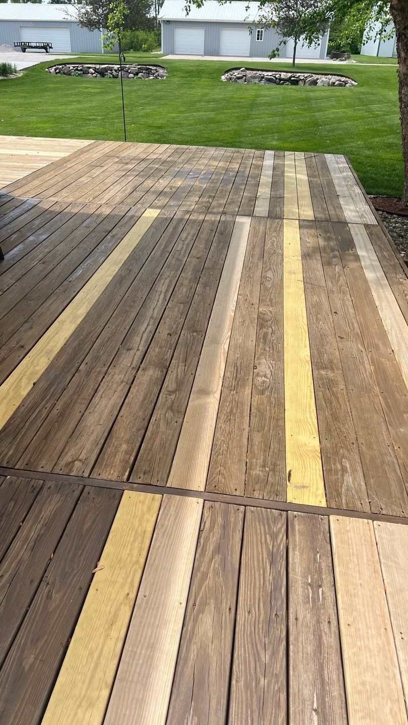 Deck Restain by Cutting edge painting 