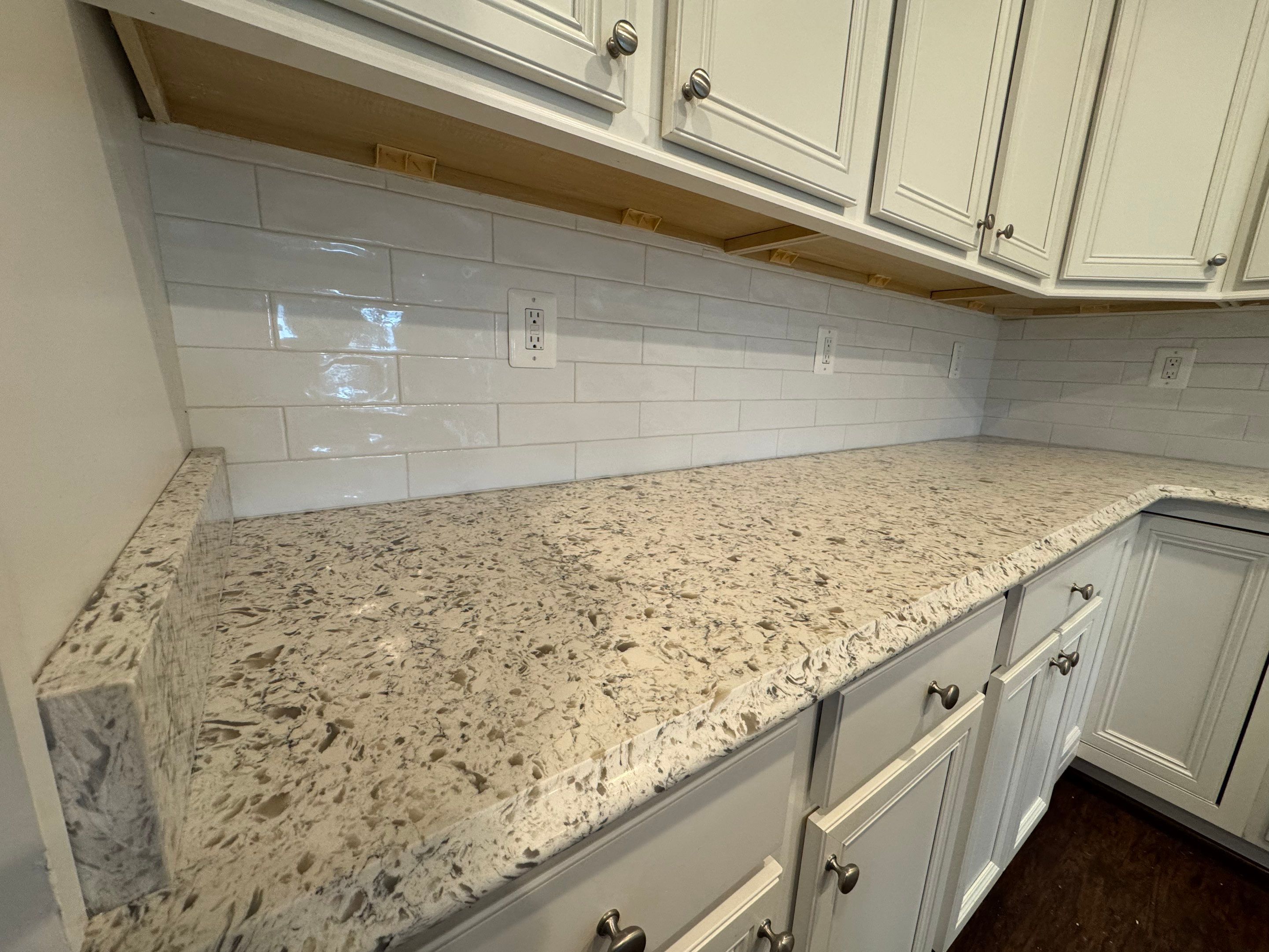 Linaburg Backsplash by Integrity Tile and Home LLC