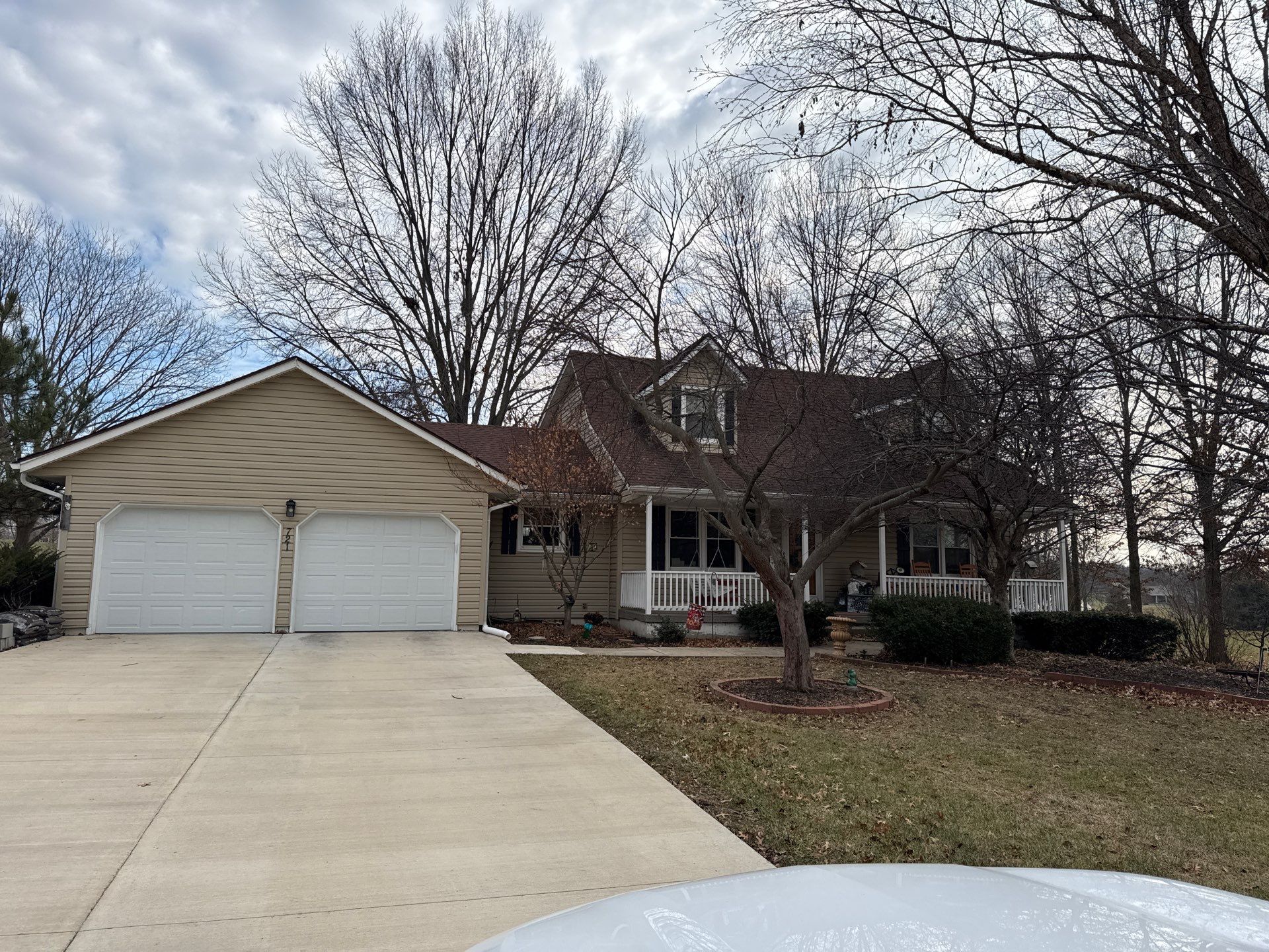 Siding Installation using Exterior Portfolio Vinyl Siding in Raymore Mo  by EEC  Windows, Siding & Roofing 