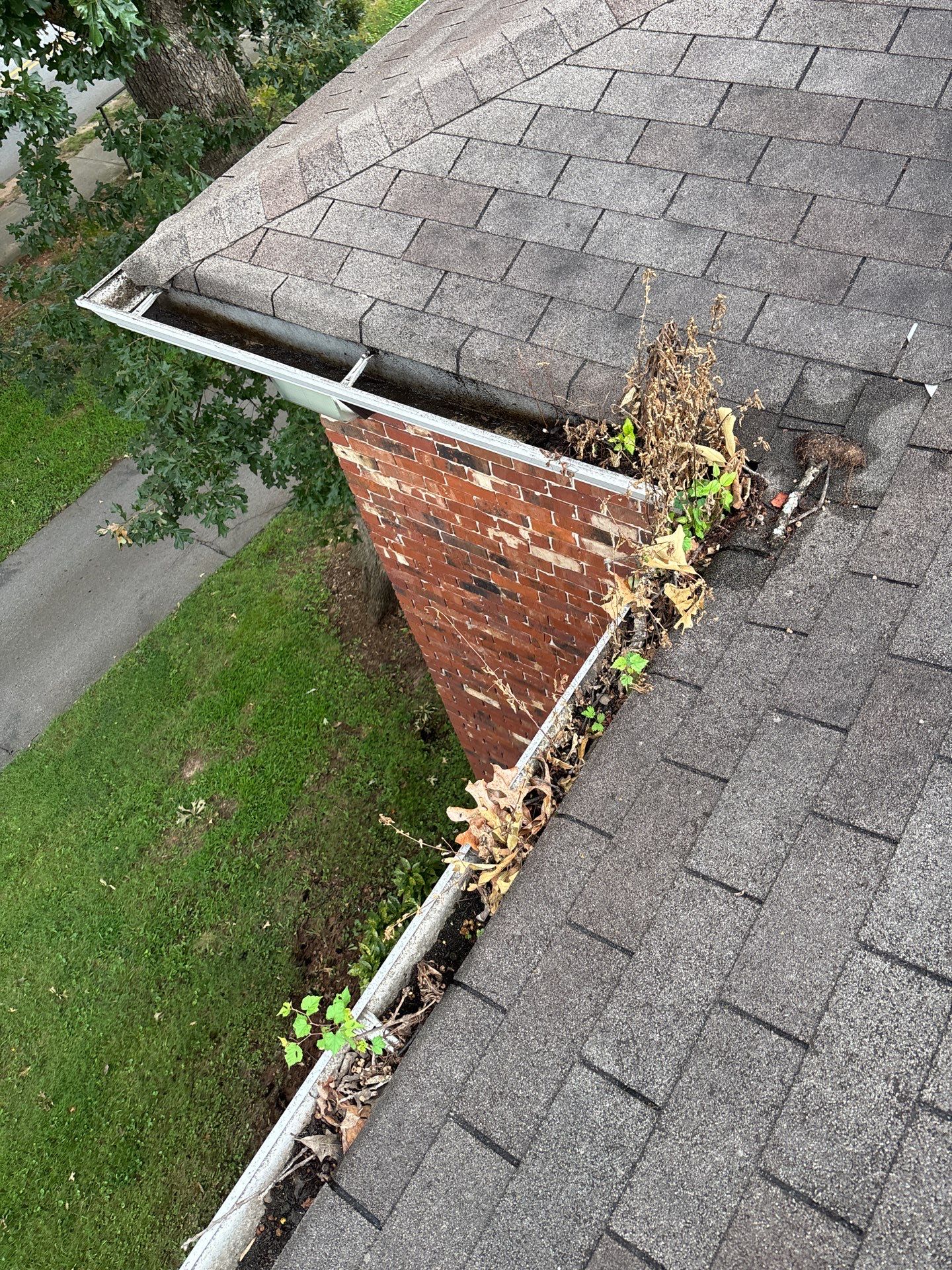 Commercial gutter cleaning Atlanta before photo with filled gutters