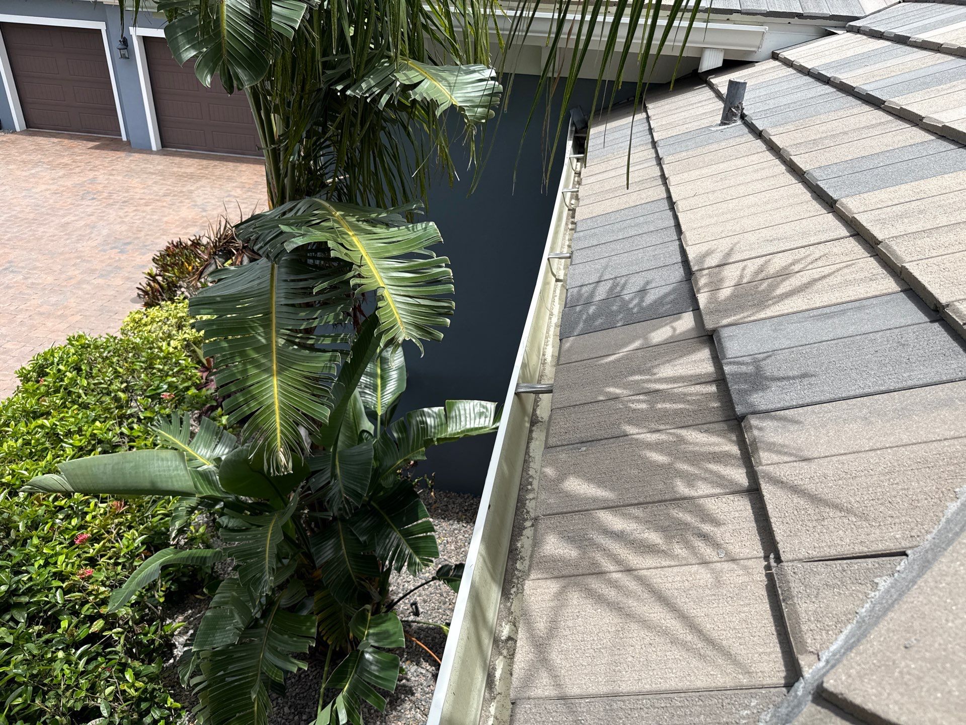 Gutter Cleaning in Winding River Community – Bradenton, FL by Sunshine AquaWash