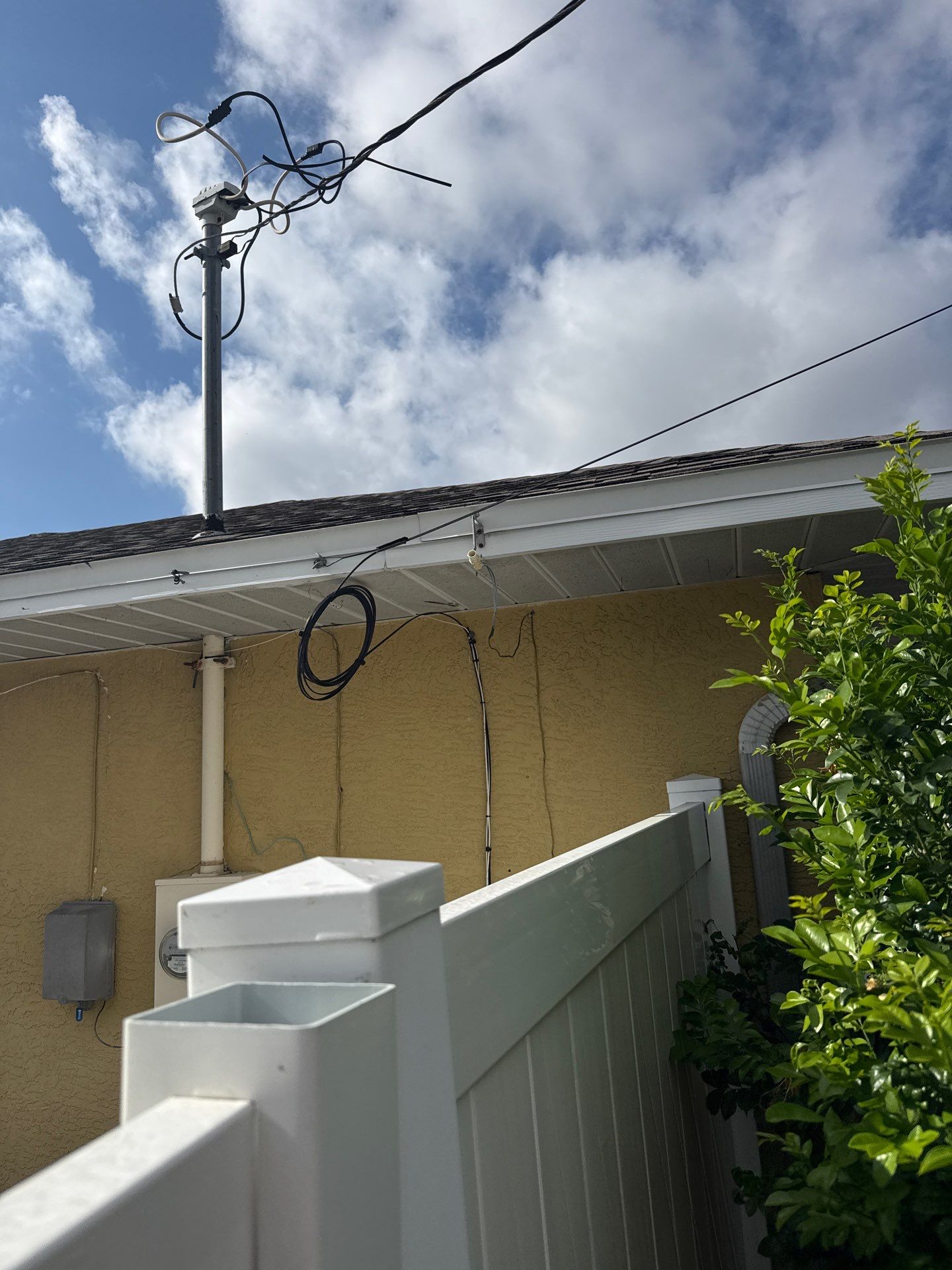 6 Inch Seamless Gutters using White Seamless Gutters in Cape Coral FL by Gutter Professors