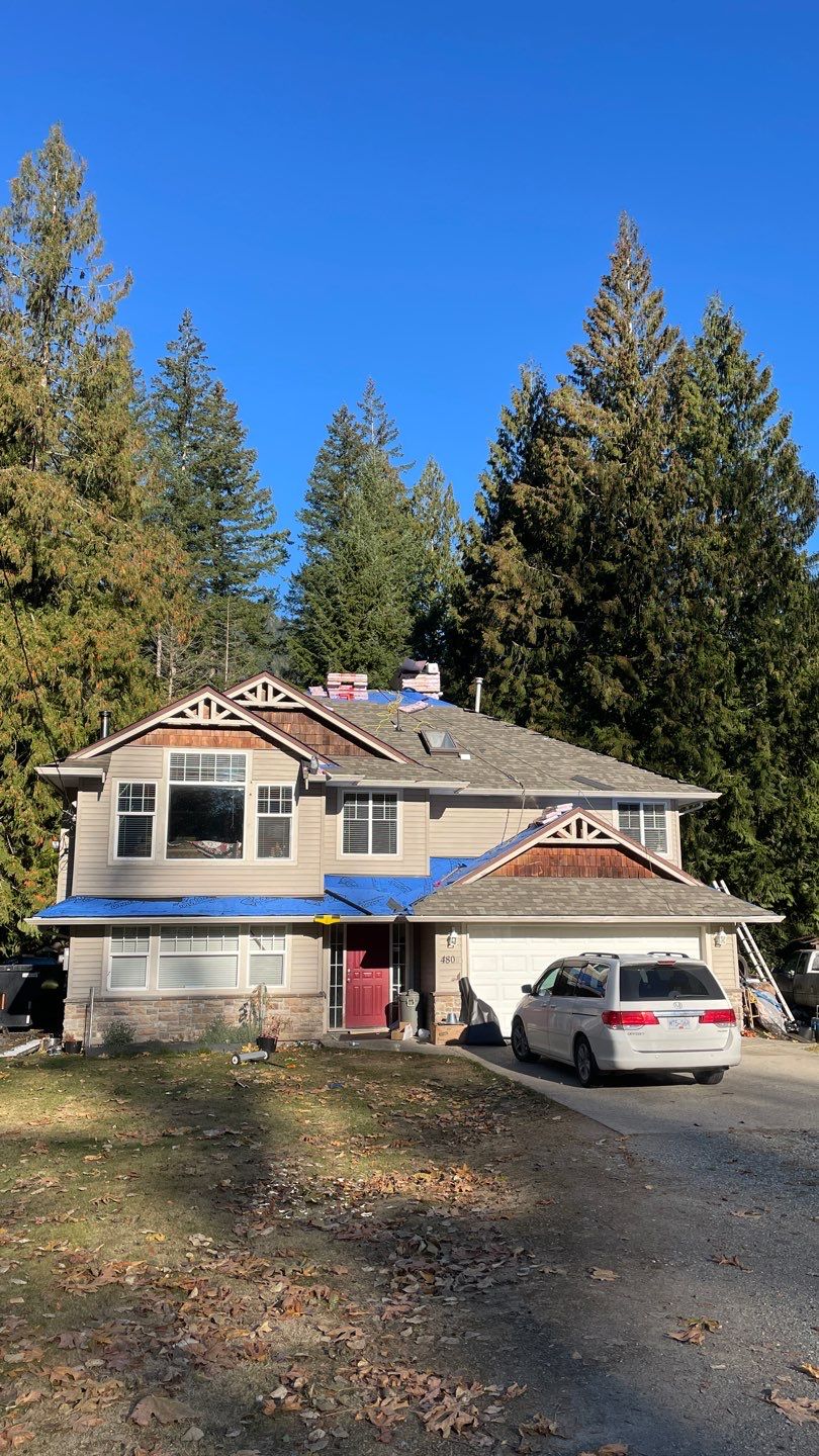 Residential Roofing Installation using OC Oakridge shingles by Top Notch Roofing Inc