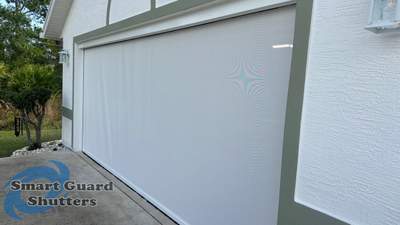 Retractable Sreen in White 