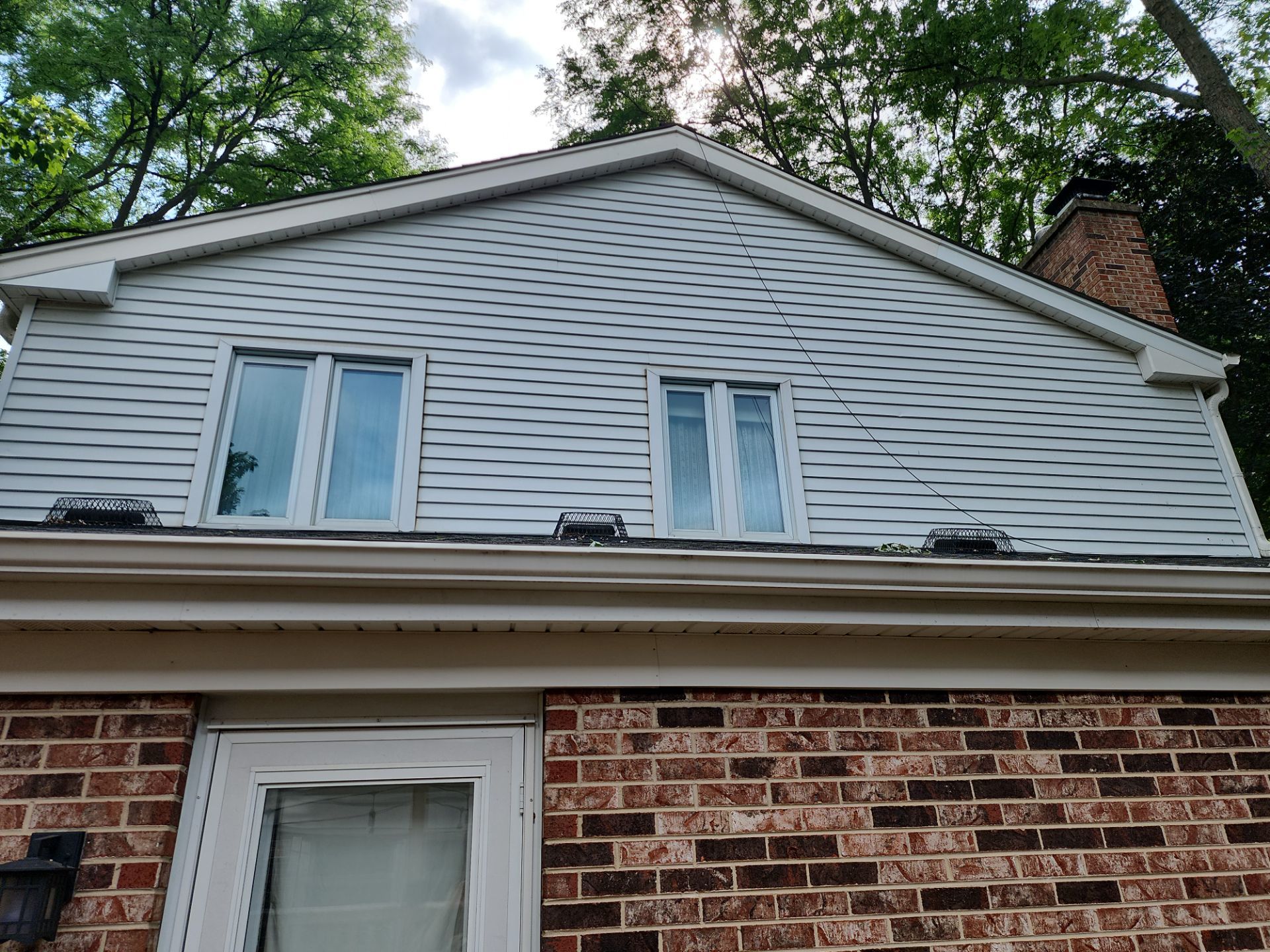 Palatine house wash and concrete power washing by Northern Power Washing LLC.