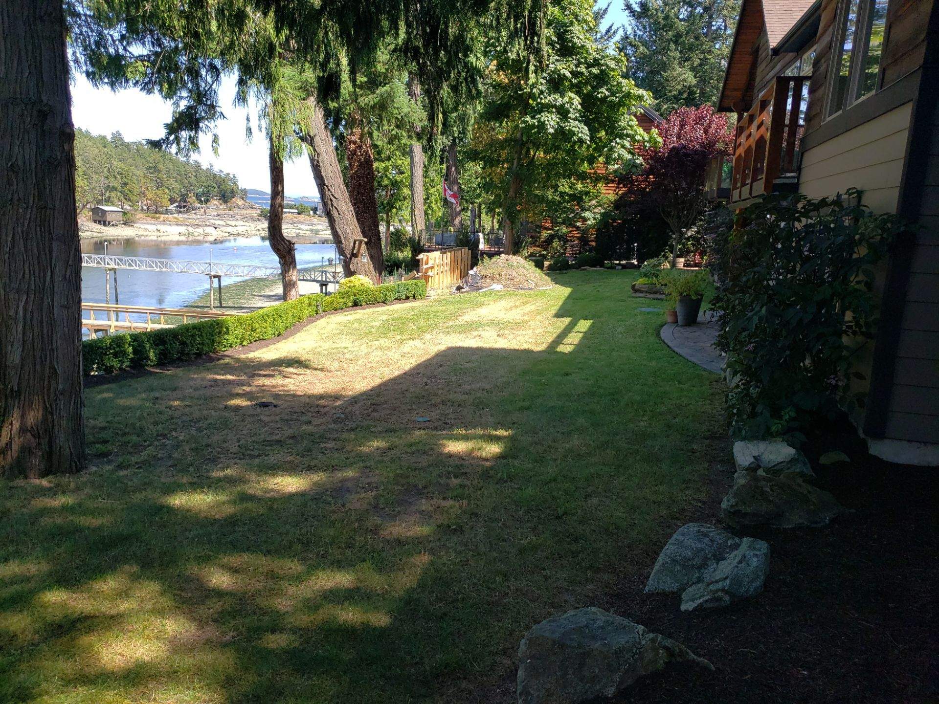 North Saanich Residence by Habanero Garden and Exterior Care