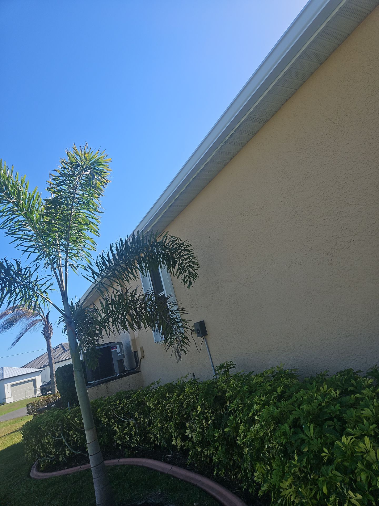 White 6 Inch Seamless Gutters using K-Style Seamless Gutters in Punta Gorda FL by Gutter Professors