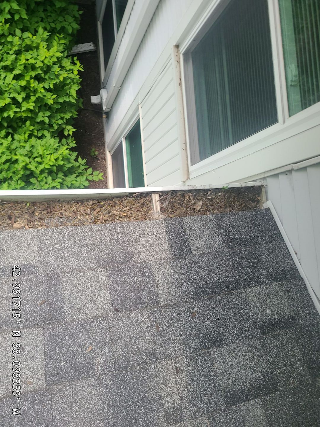 HOA gutter cleaning before photo.