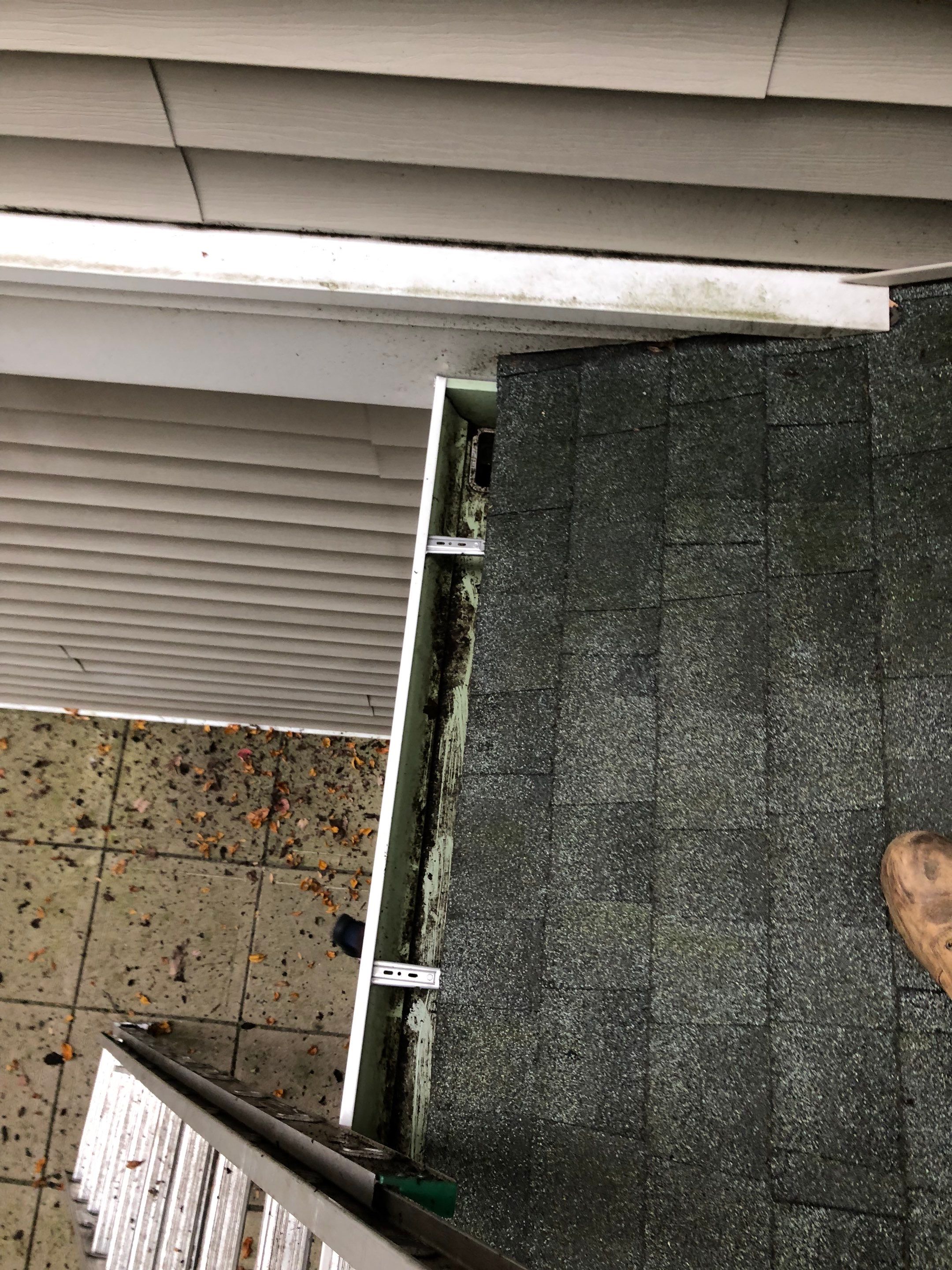 Commercial gutter cleaning Connecticut after photo with clean gutters