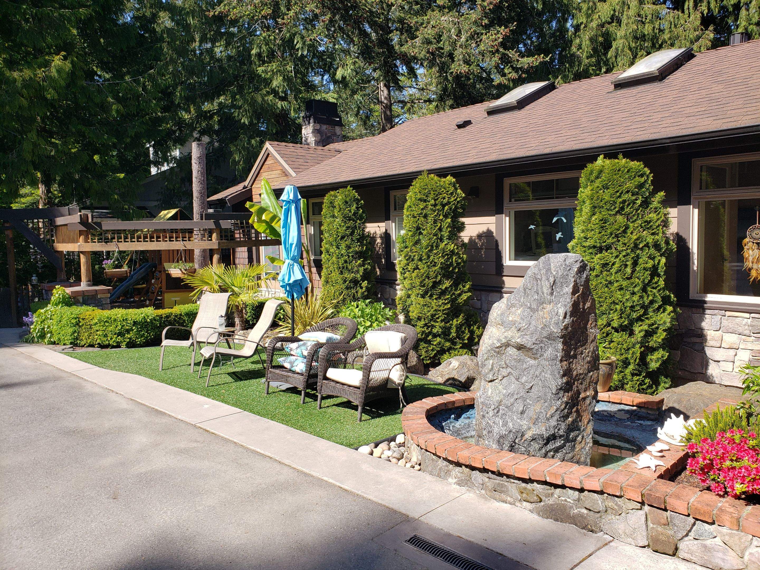 North Saanich Residence by Habanero Garden and Exterior Care