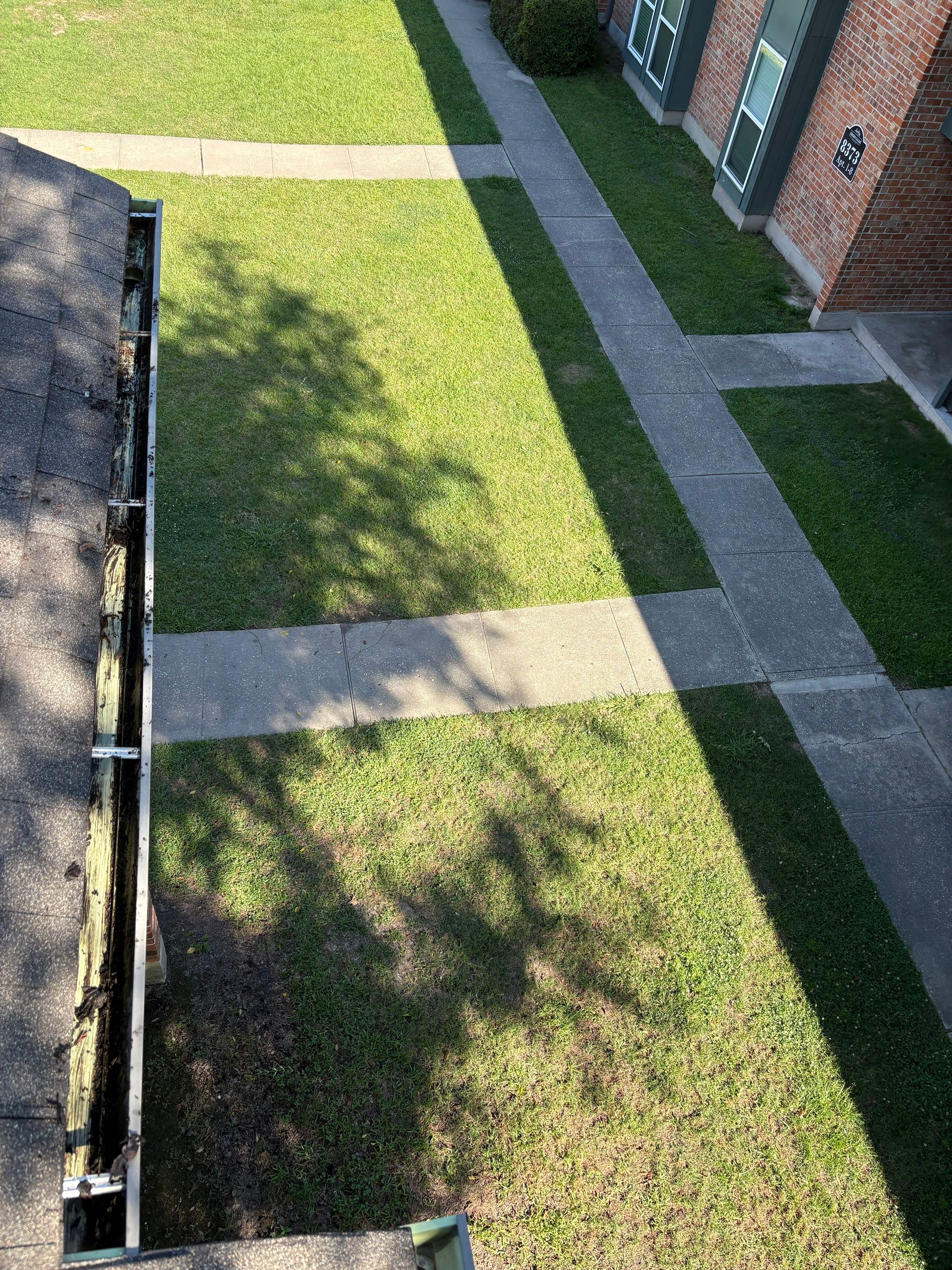 Commercial gutter cleaning Louisiana after photo with clean gutters