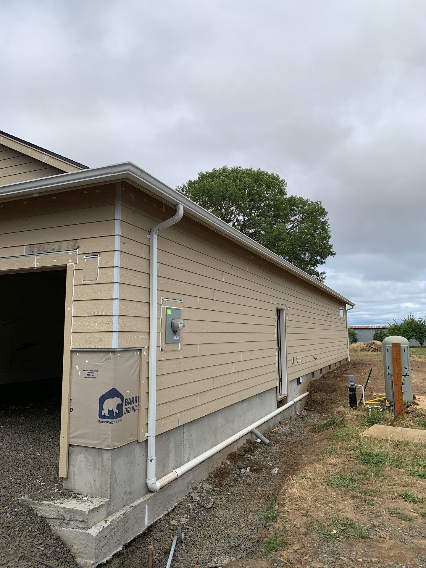 Seamless White Gutter Installation for Eugene New Construction Home by BEST Roofing & Waterproofing