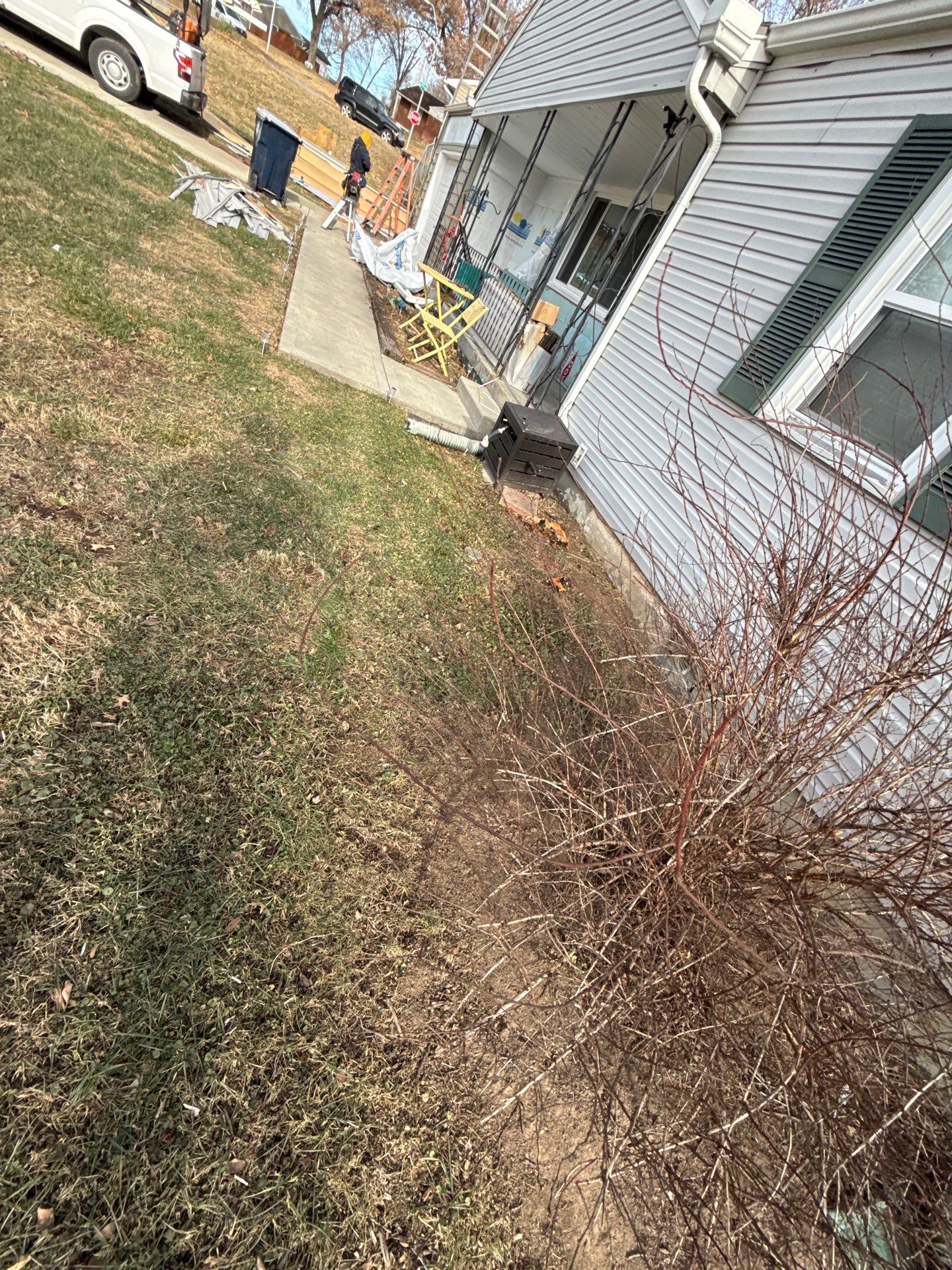 A whole new look for this Gladstone Home by EEC Windows, Siding & Roofing