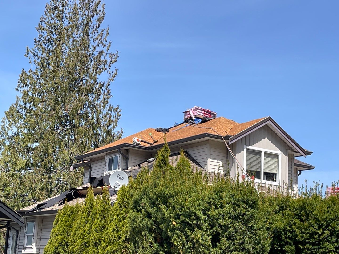 Residential Roofing Installation using OC Oakridge shingles by Top Notch Roofing Inc