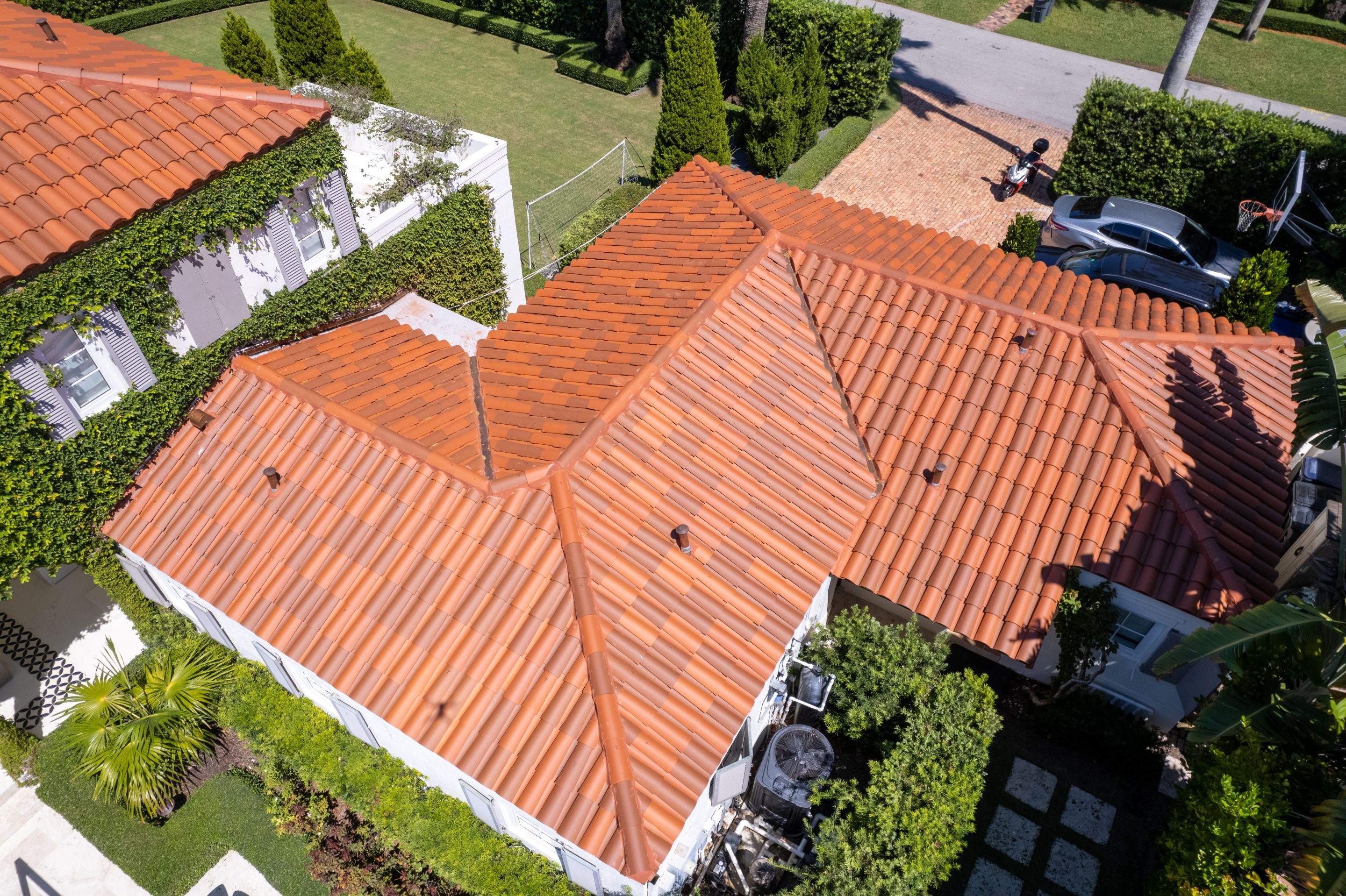 Verea Barrel - Red and Ohio Red Color by Istueta Roofing