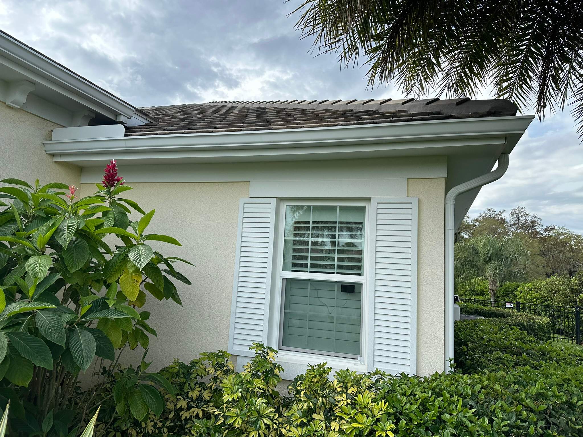 House Wash & Pool Screen Enclosure Cleaning in Winding River Community, Bradenton, FL | Sunshine AquaWash by Sunshine AquaWash