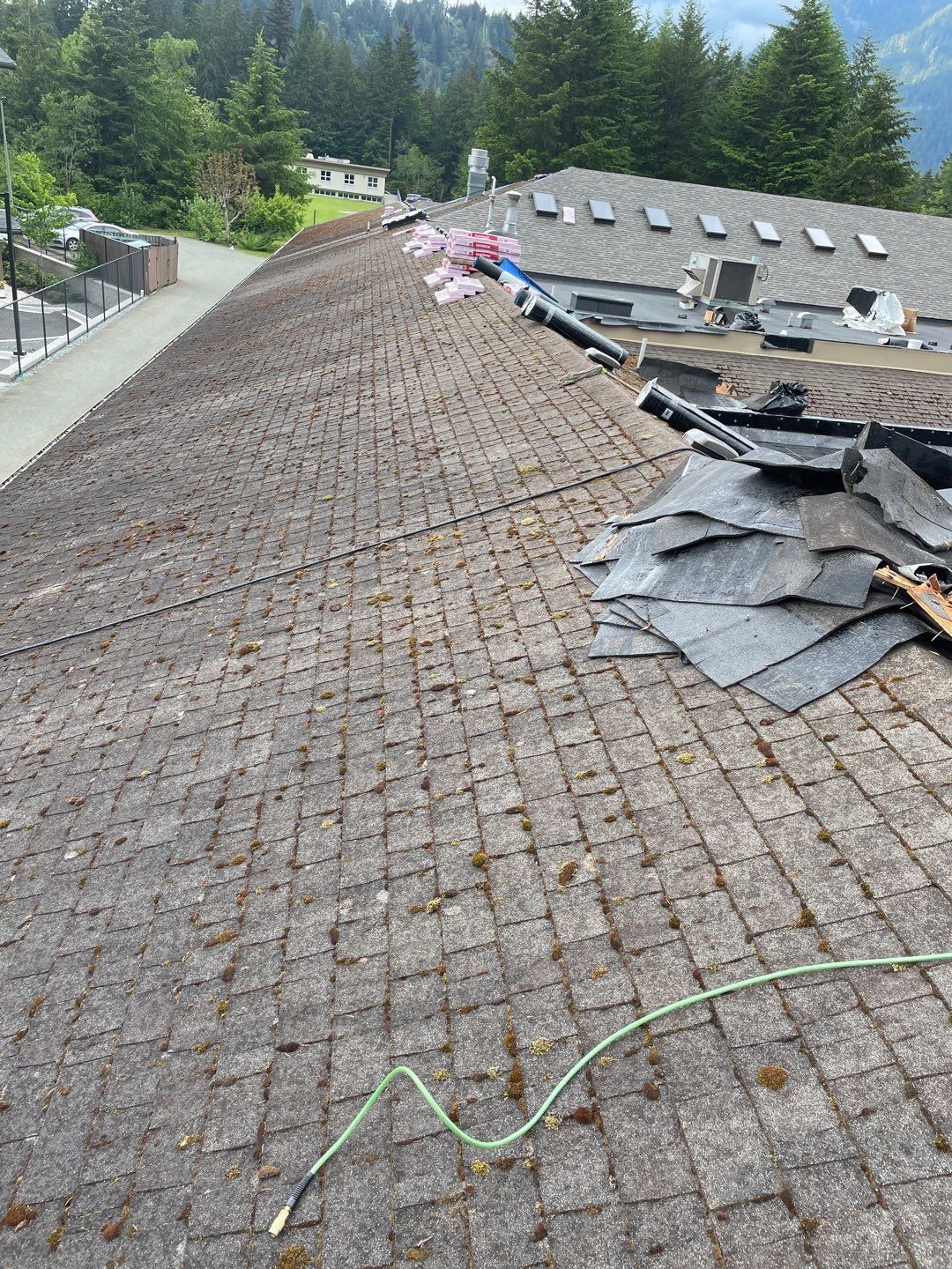 Residential ReRoofing Installation using OC Oakridge shingles by Top Notch Roofing Inc