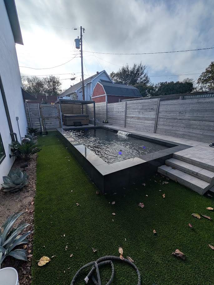 Modern Raised Spool by Pinnacle Pools and Spas - DFW