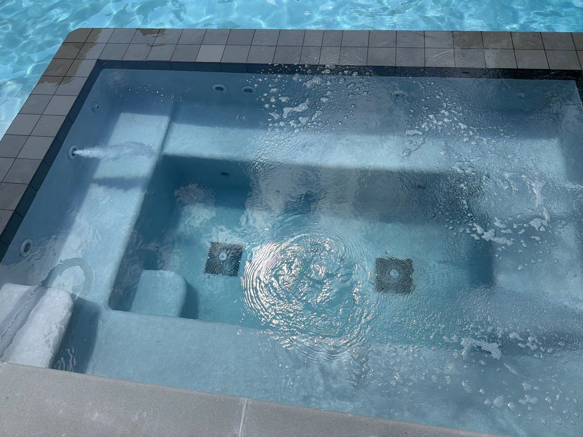Platino Pool with Center Spa by North Shore Pool & Spa