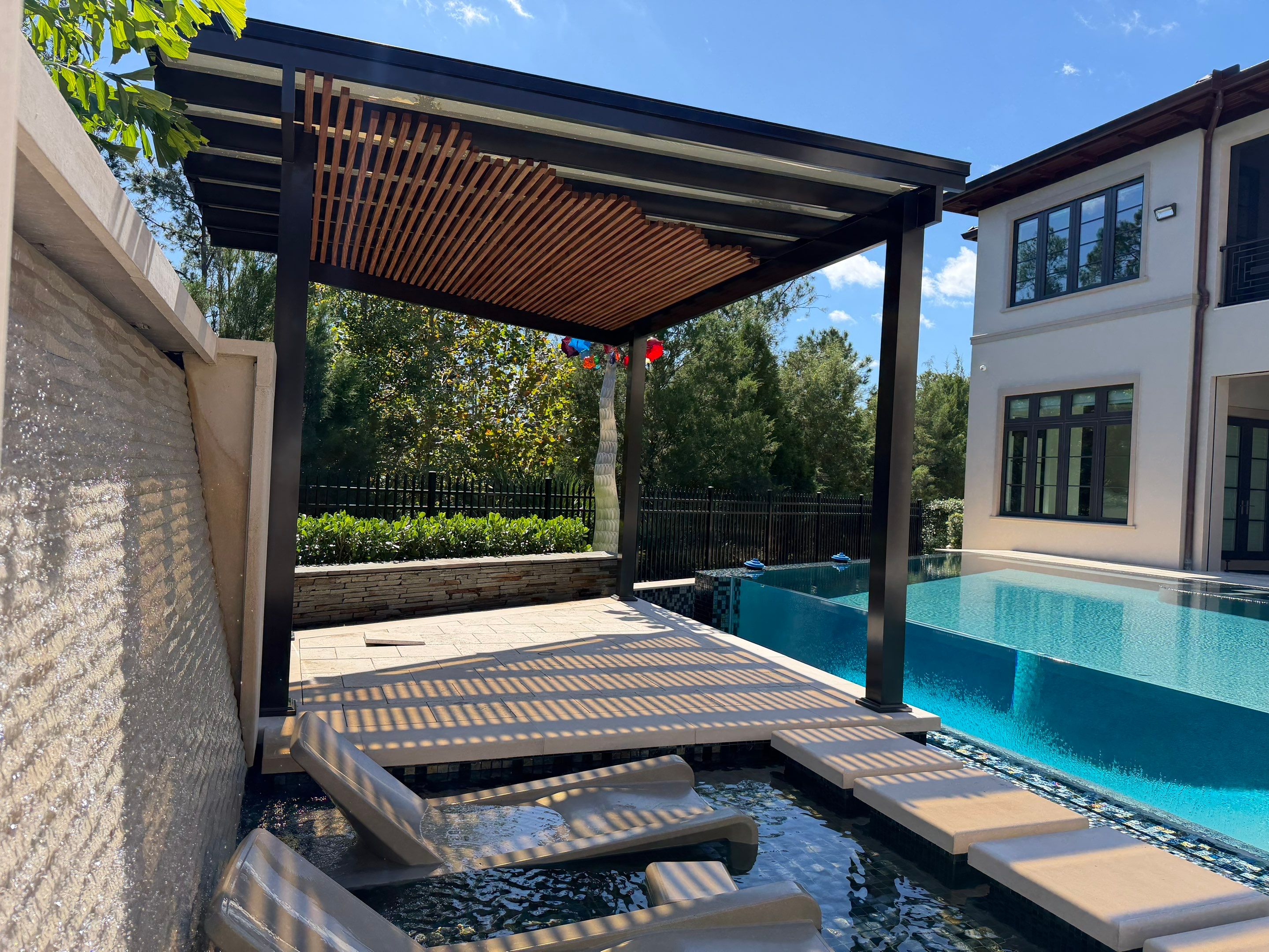 Sculpting with Light: Translucent Roof System with Garapa Accents by Orlando pergolas 