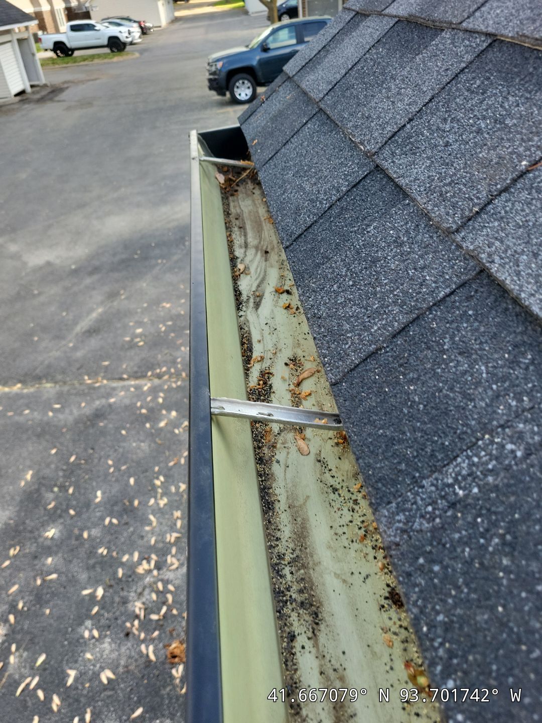 Commercial gutter cleaning Iowa after photo with clean gutters