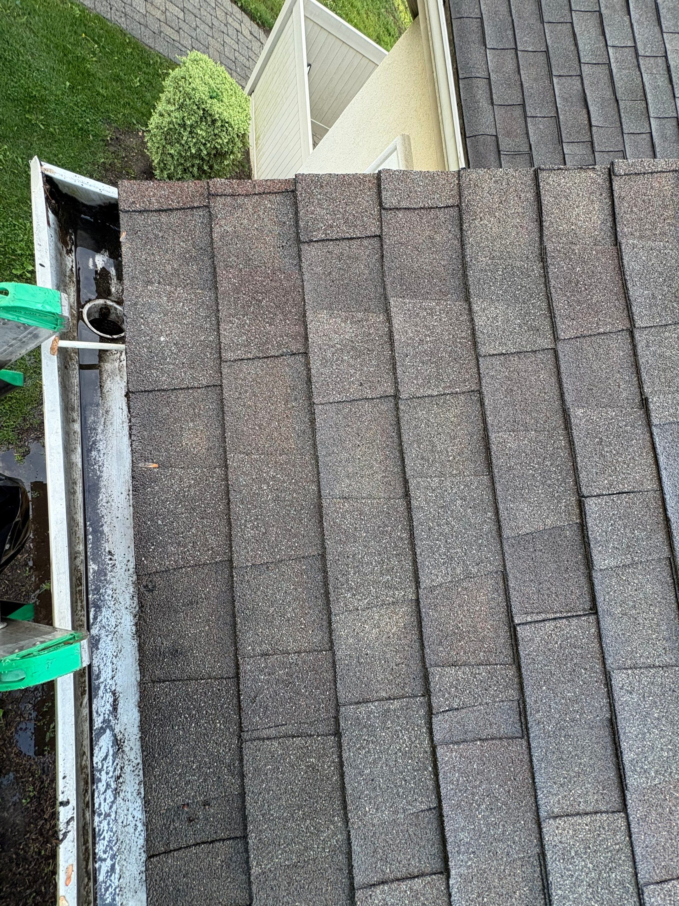 Commercial gutter cleaning Edison & New Brunswick after photo with clean gutters