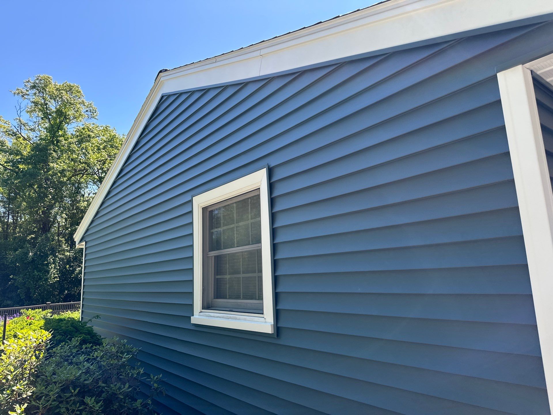 Vinyl Siding Transformation – Pacific Blue by Mighty Dog Roofing of Greater Middlesex County