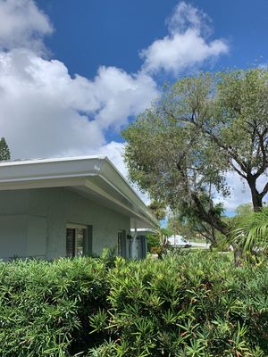 Aluminum Seamless Gutters using White Seamless Gutters in Sarasota FL