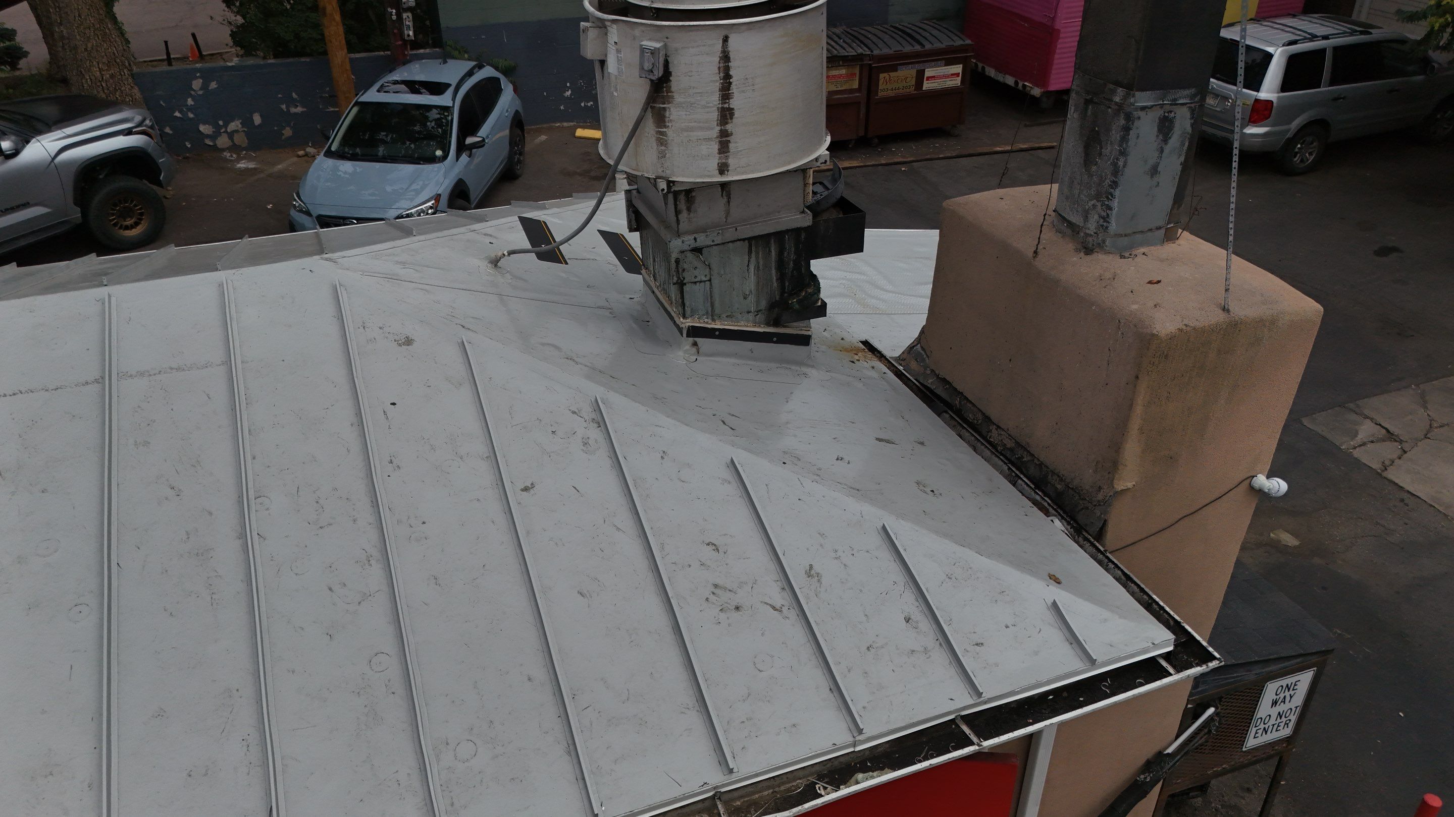 Snarfburger Commercial PVC KEE HP installation with ribs in Boulder by Rhino Roofing LLC