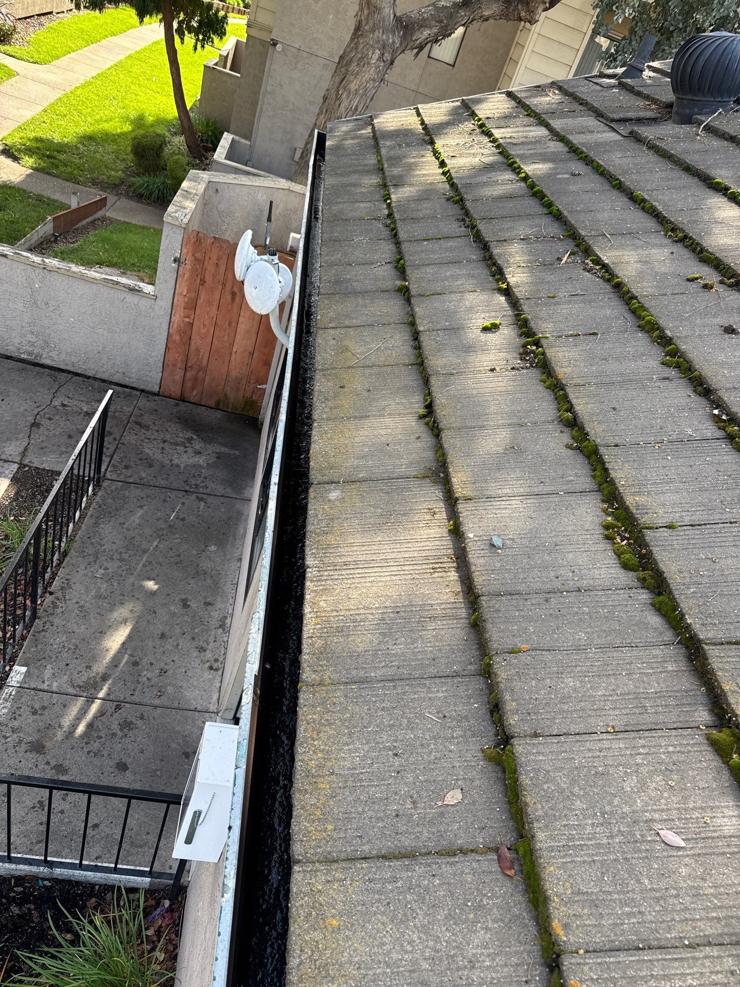 HOA gutter cleaning after photo.