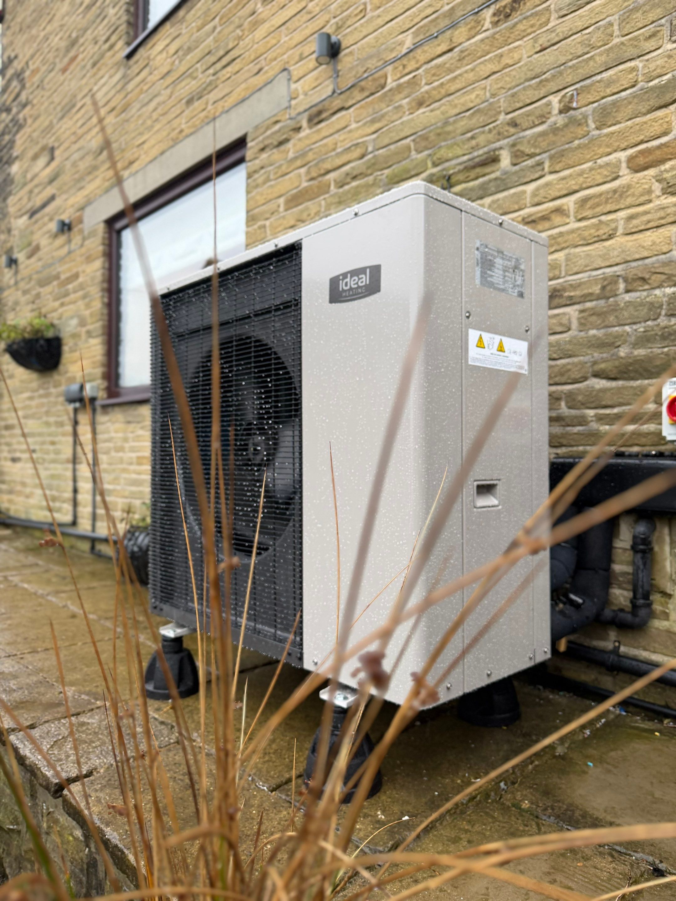 ❄️🏡 100-year-old solid-stone cottage in West Yorkshire by Elite Services Group Ltd