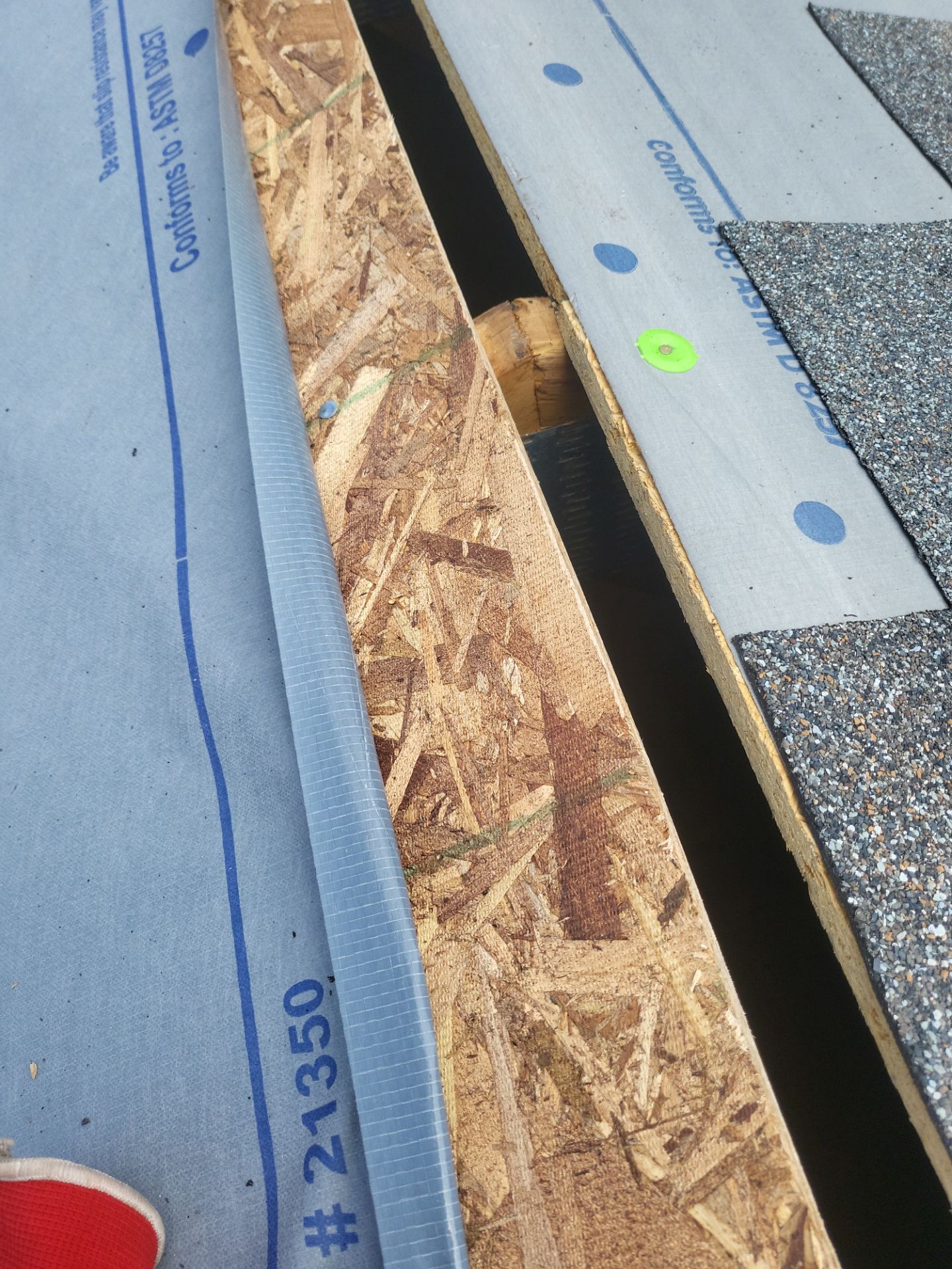 Atlas Pinnacle, Color, Coastal Granite, Drip Edge, Birch White by Eagle Eye Roofing