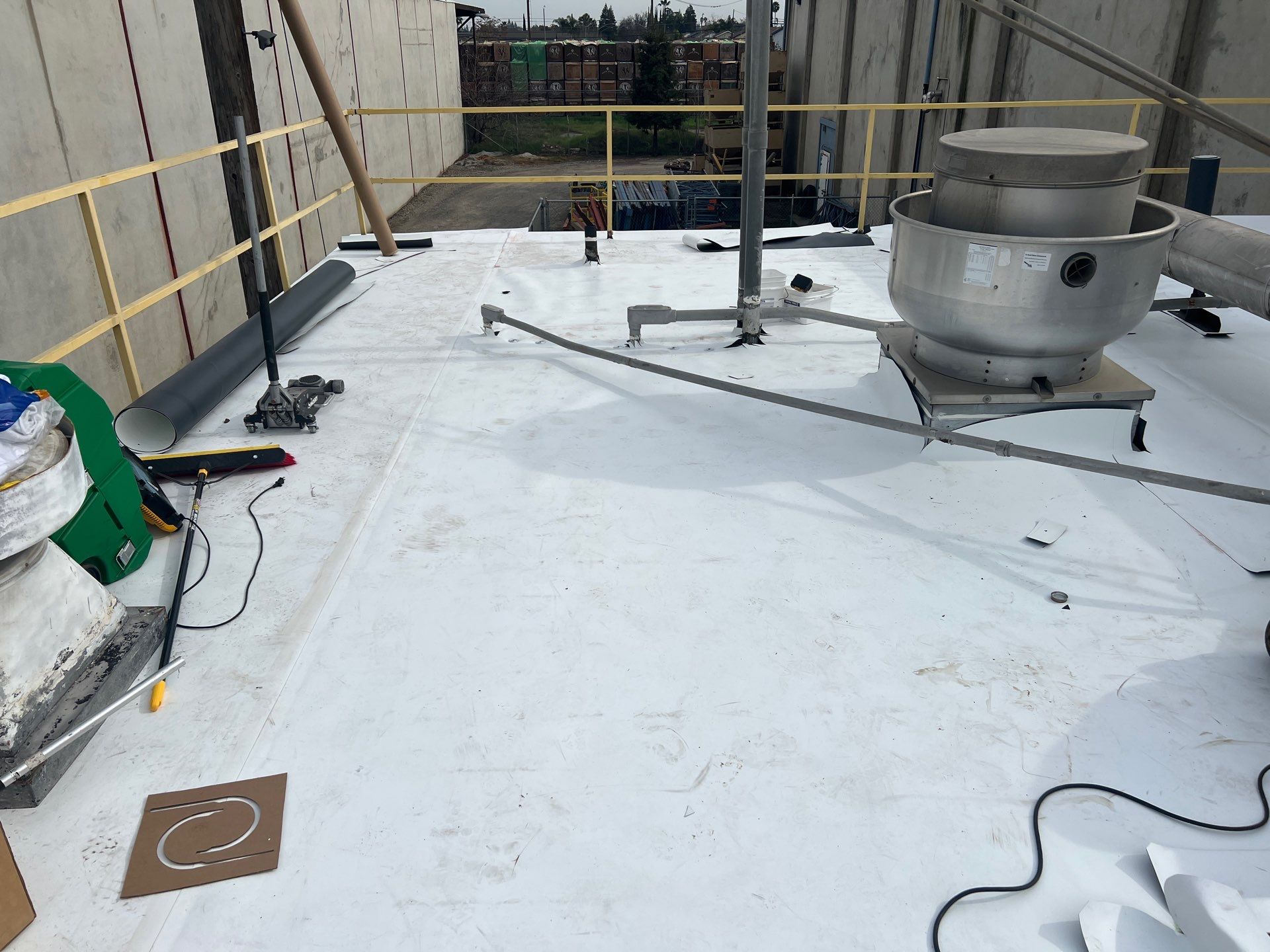 TPO single-ply roofing system using GAF Single-ply TPO 60 mil with 1.5 inch ISO board insulation by Straight Edge Roofing Inc