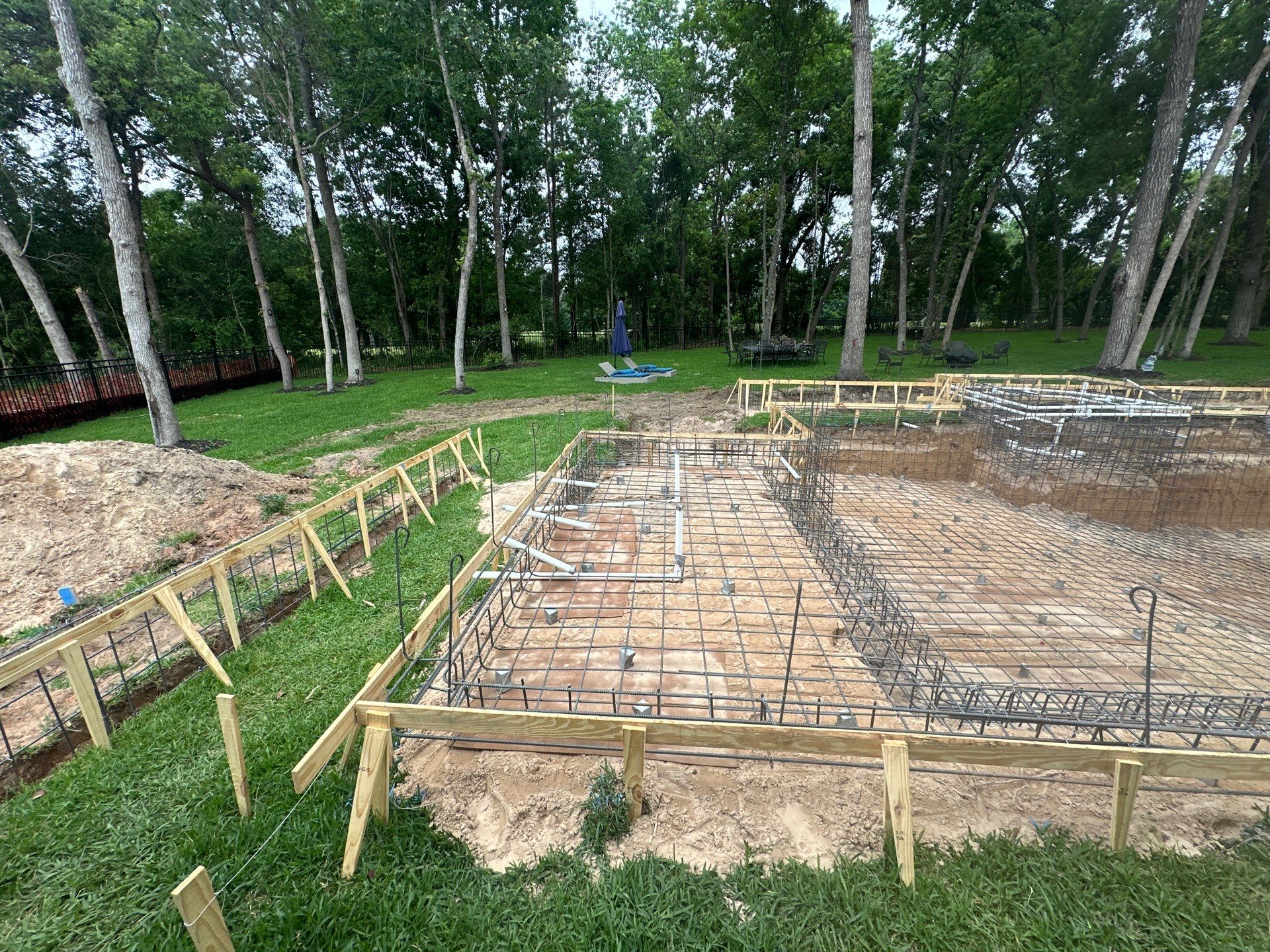 Modern Patio Cover and Kitchen in Montgomery by SophAlx LLC