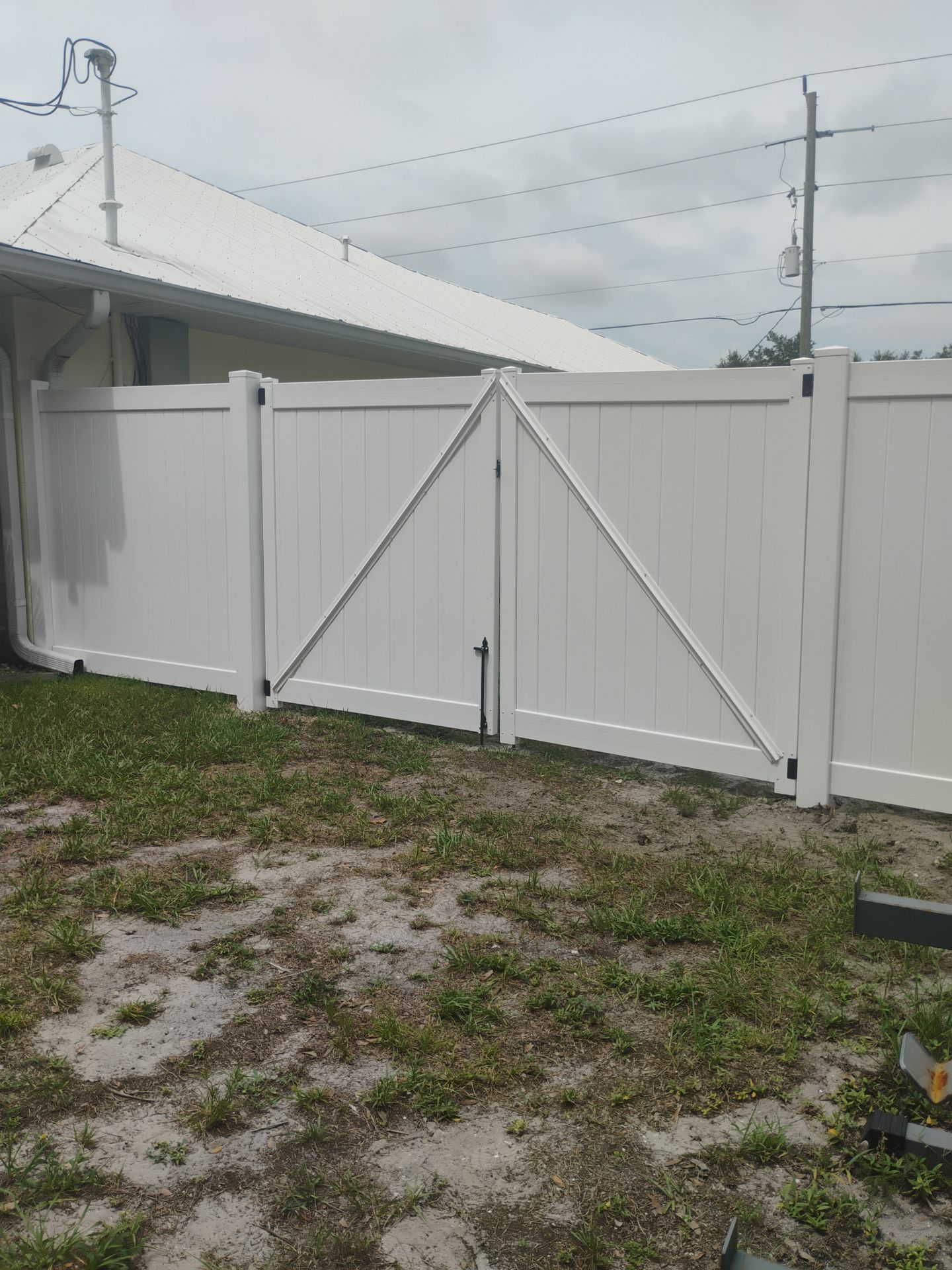 White Vinyl Privacy Fence Installation and Gate Assembly in Punta Gorda by True Fence LLC