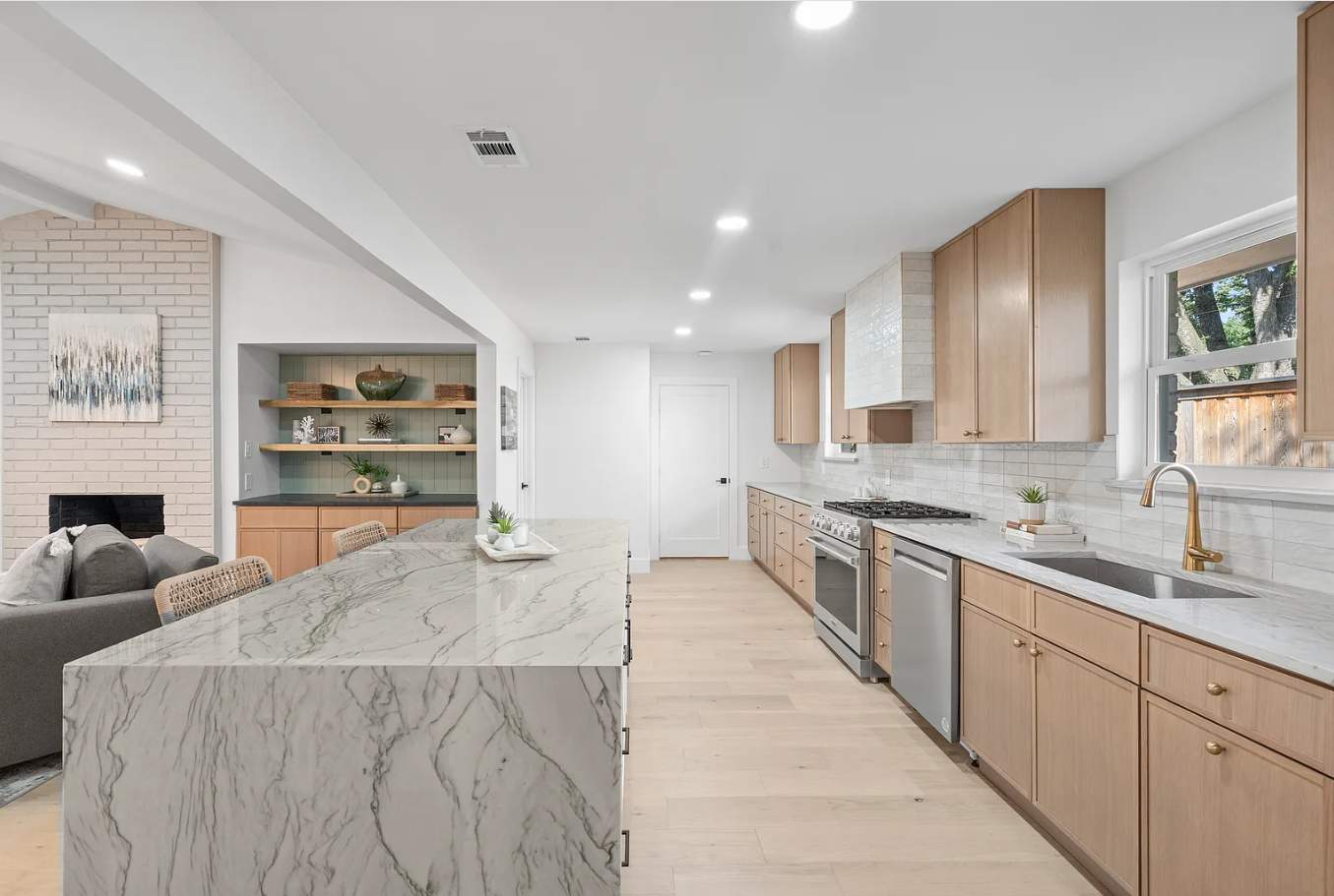 Layout-Loving Kitchen: Premium Cabinets Delivered in 7 Days Flat by Tibi Soli LLC