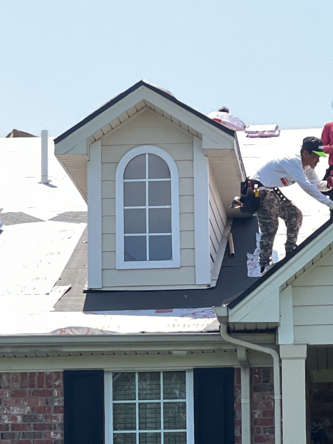 Residential Roofing Installation using Owens Corning Oakridge Roofing System by Undersun Roofing 