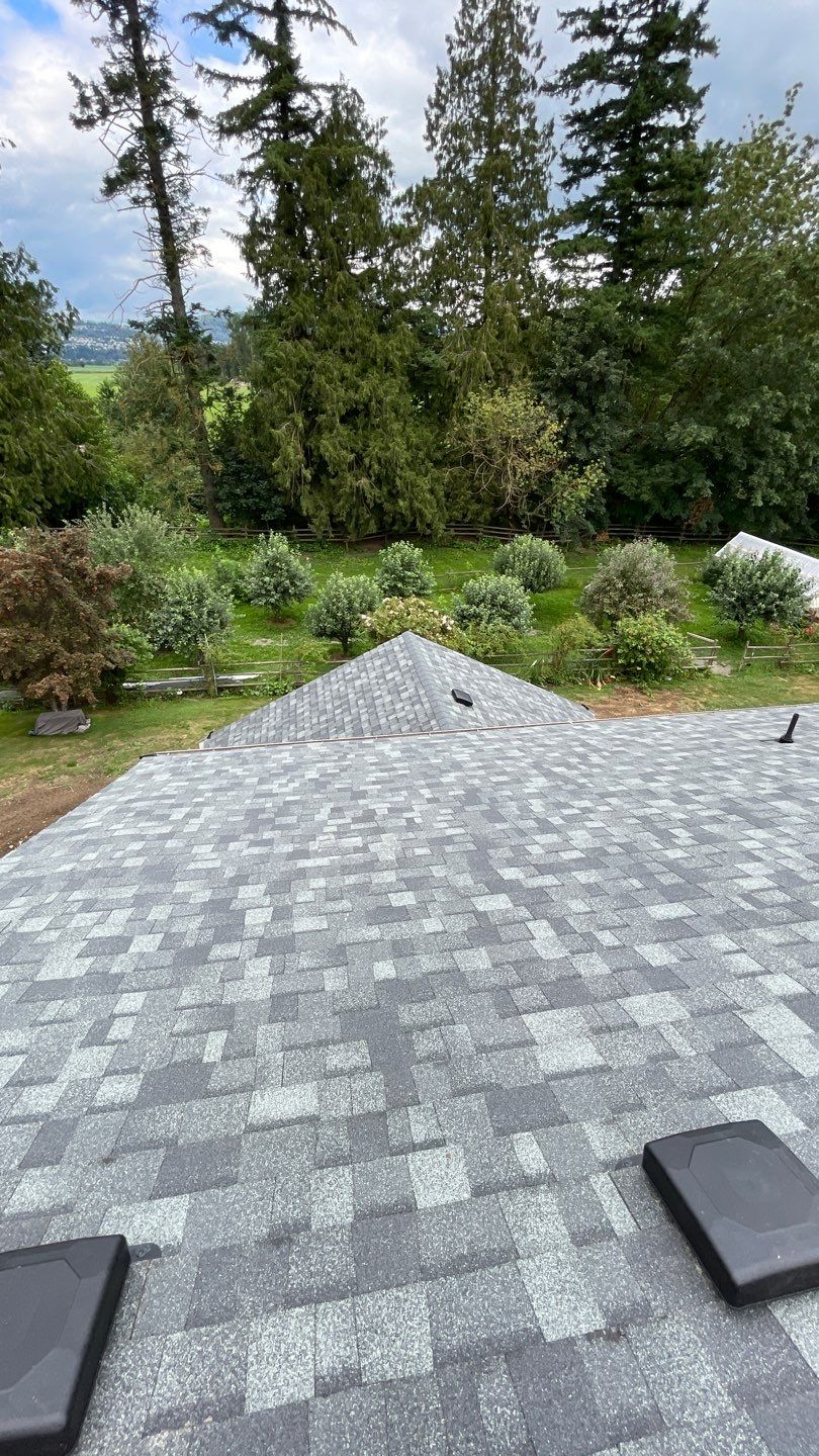 Residential Roofing Installation using OC Oakridge shingles and Duraclad Accent roof by Top Notch Roofing Inc