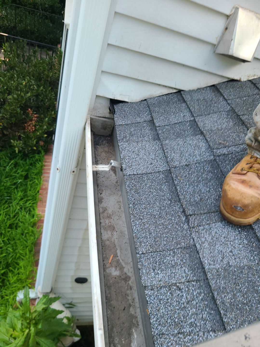 Oakton: Residential Roof Replacement with CertainTeed Landmark Designer Shingles in Pewter by RM Banning, Inc.