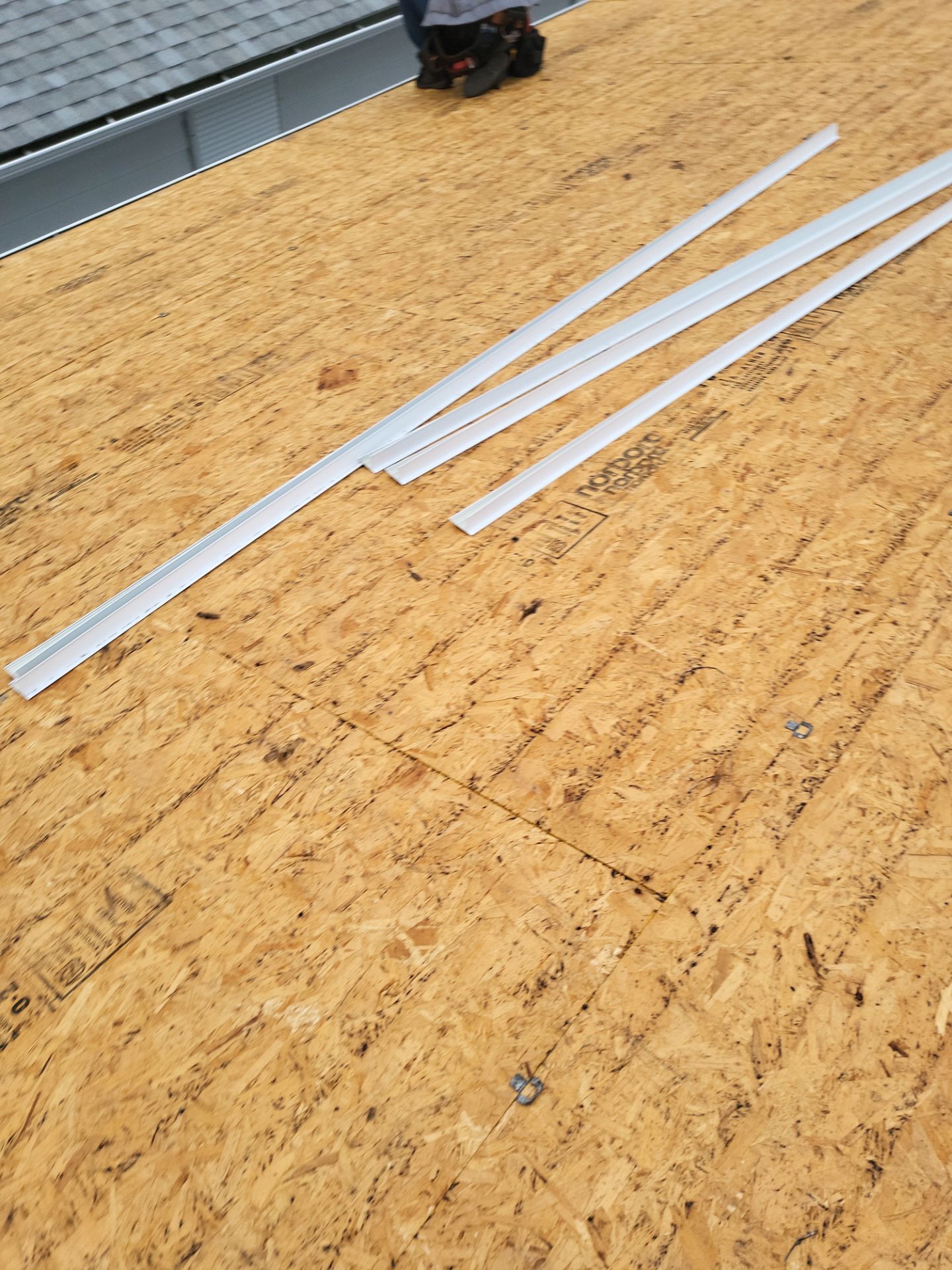 Atlas Pinnacle, Color: Oyster Shell, Drip Edge: White by Eagle Eye Roofing