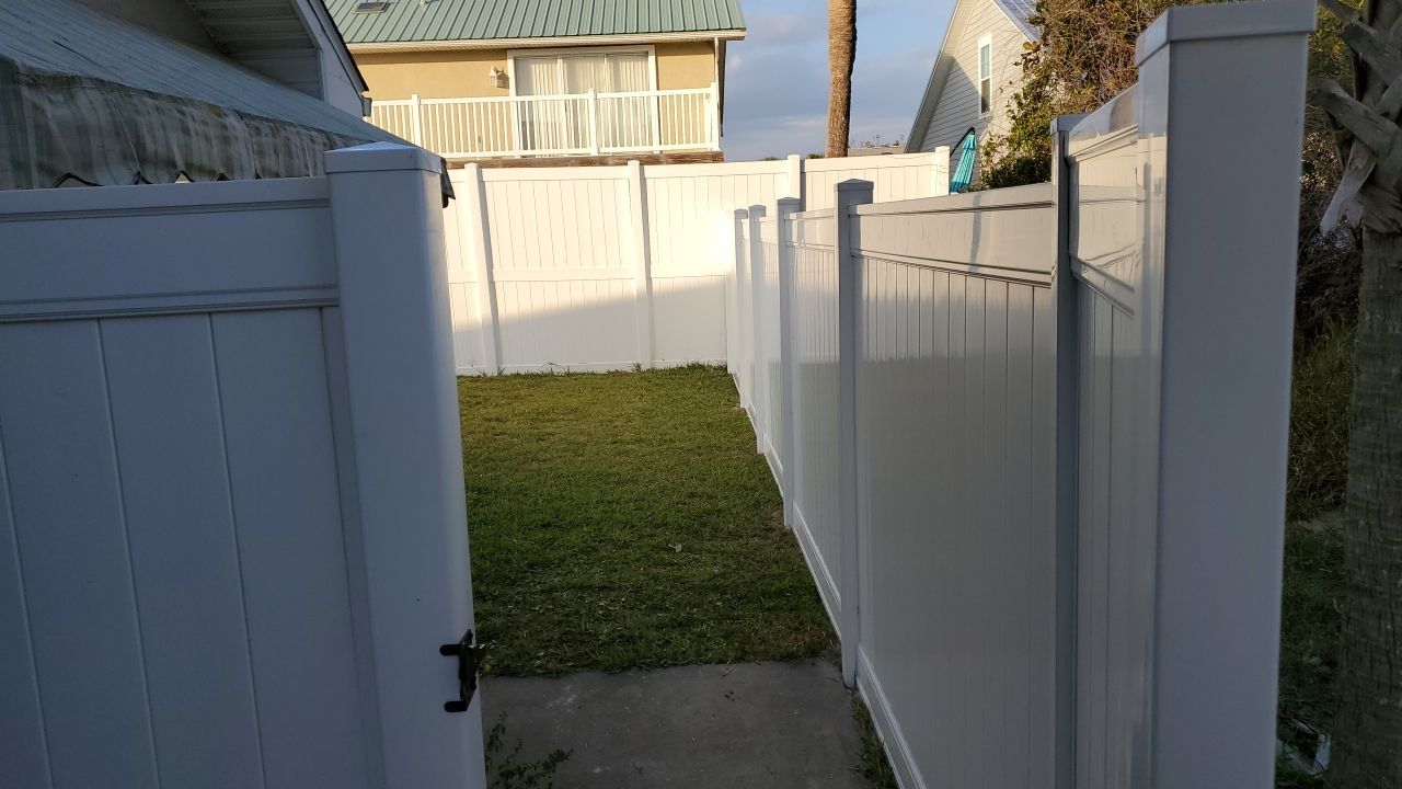 Nice clean look by Hip Square Fence Inc.