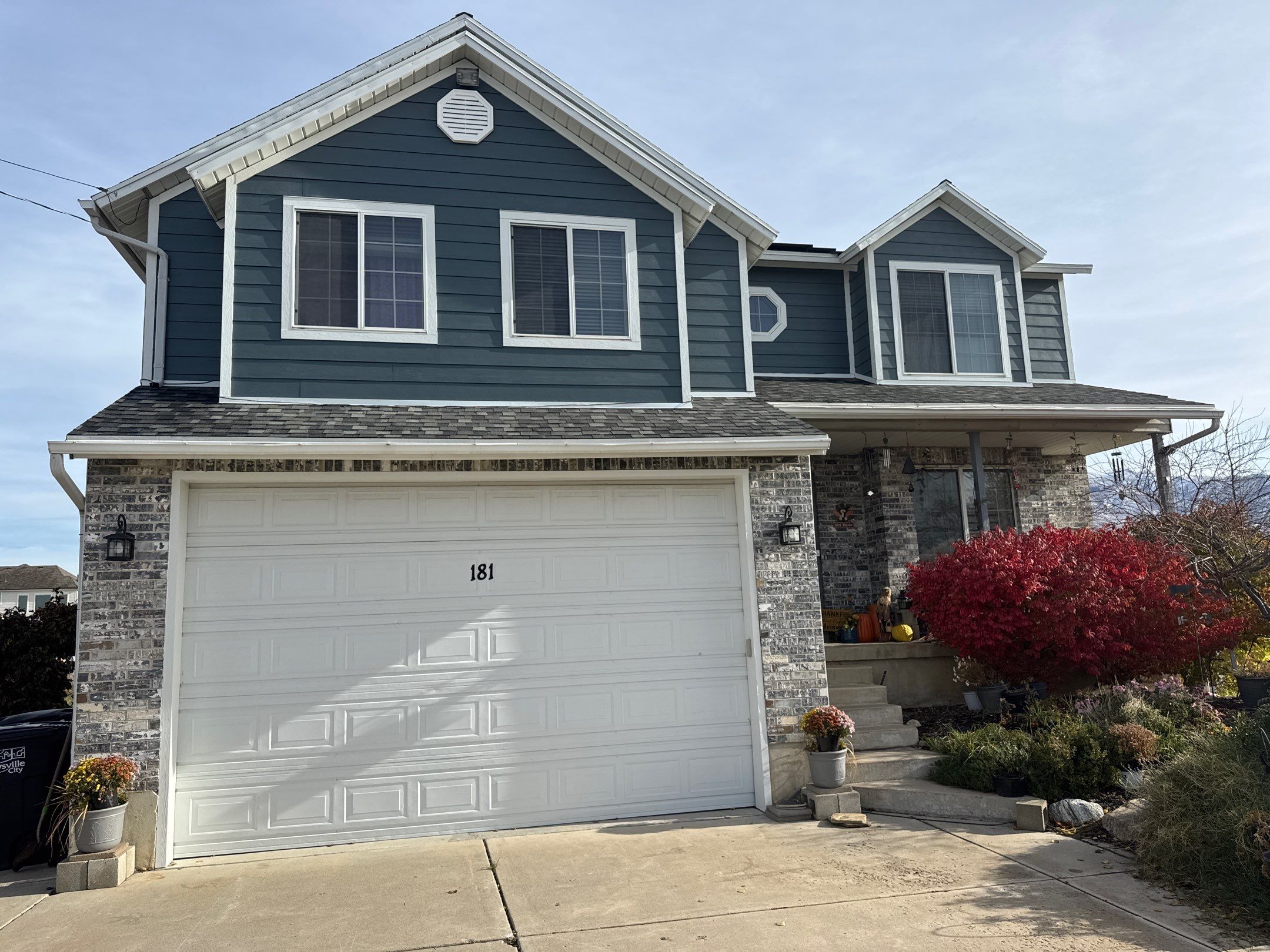 Kaysville | Bold Hardie Accent Upgrade | Evening Blue & Arctic White by Ideal Siding Utah