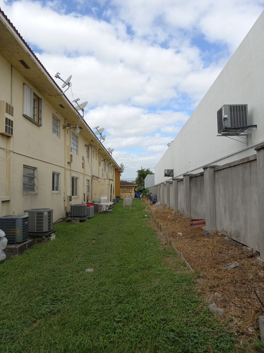 Villa Biscaya Jardines Condo by Souffront Construction & Engineering