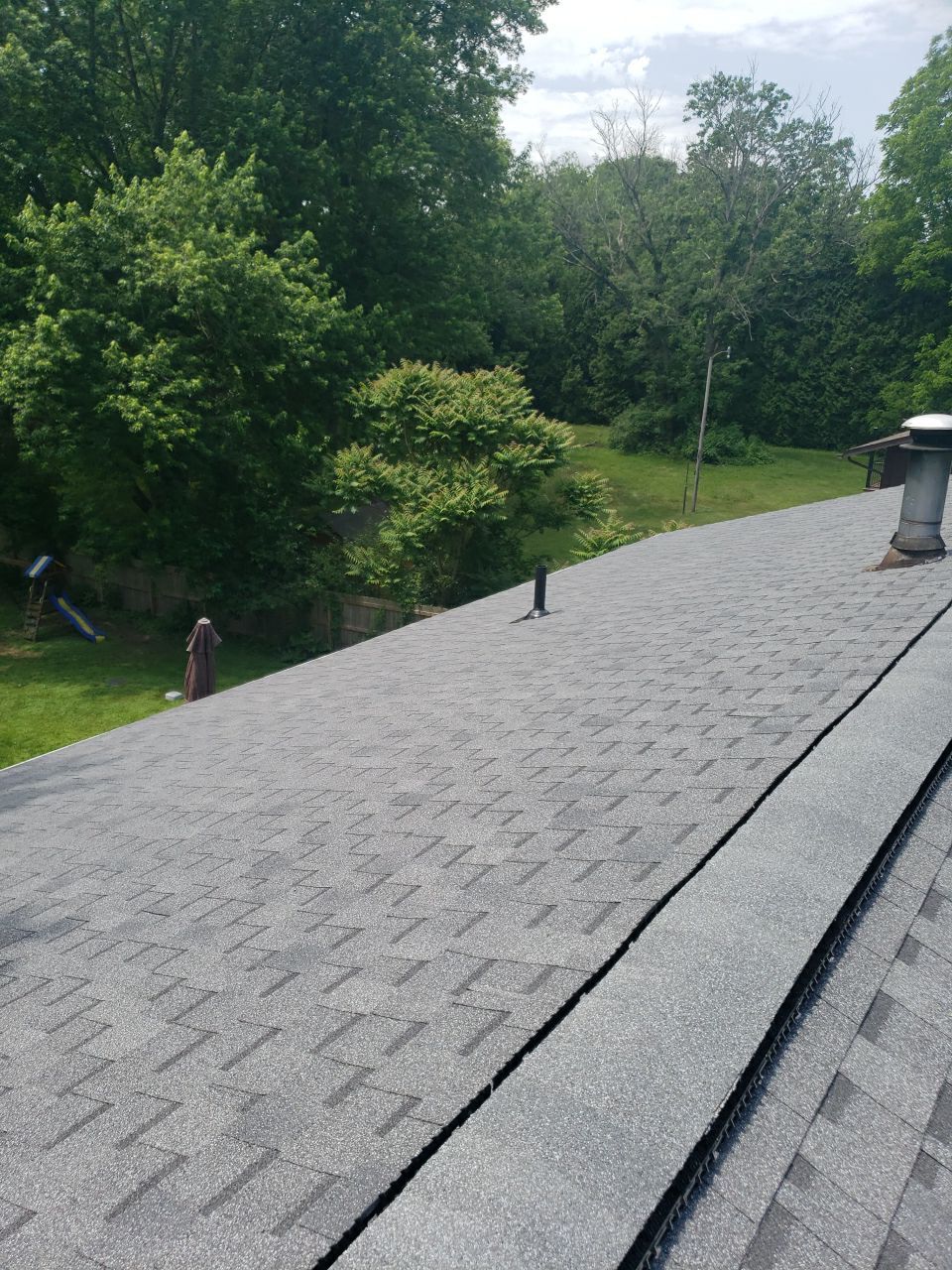 Brand: Atlas Pinnacle Color: Pristine Scotchgarde Pewter Drip: White by Eagle Eye Roofing