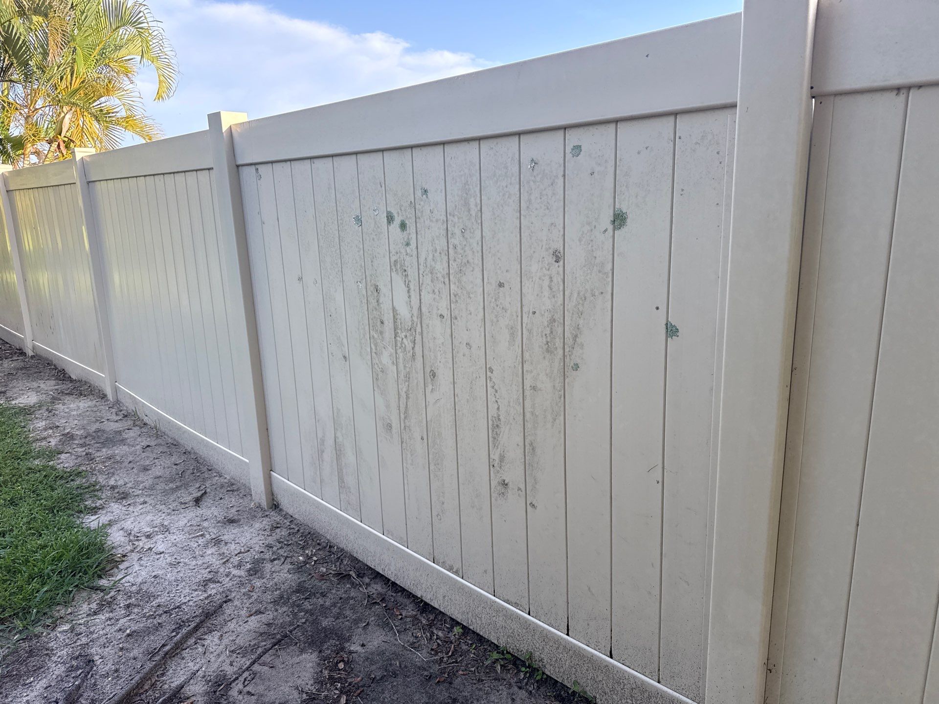 2-Story Stucco House Wash & Tan Vinyl Fence Cleaning | Sheffield Glen Palmetto, FL by Sunshine AquaWash