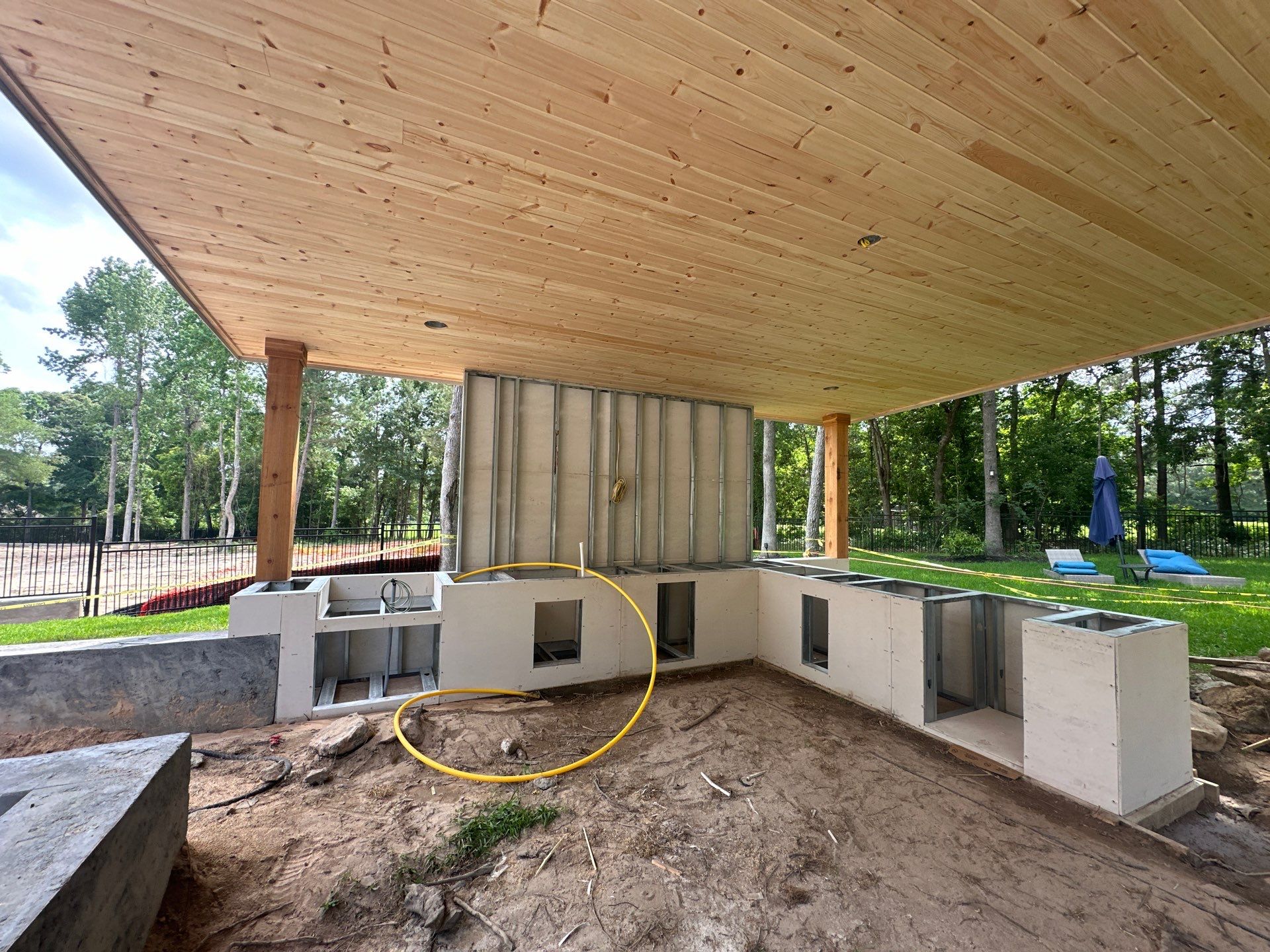 Modern Patio Cover and Kitchen in Montgomery by SophAlx LLC